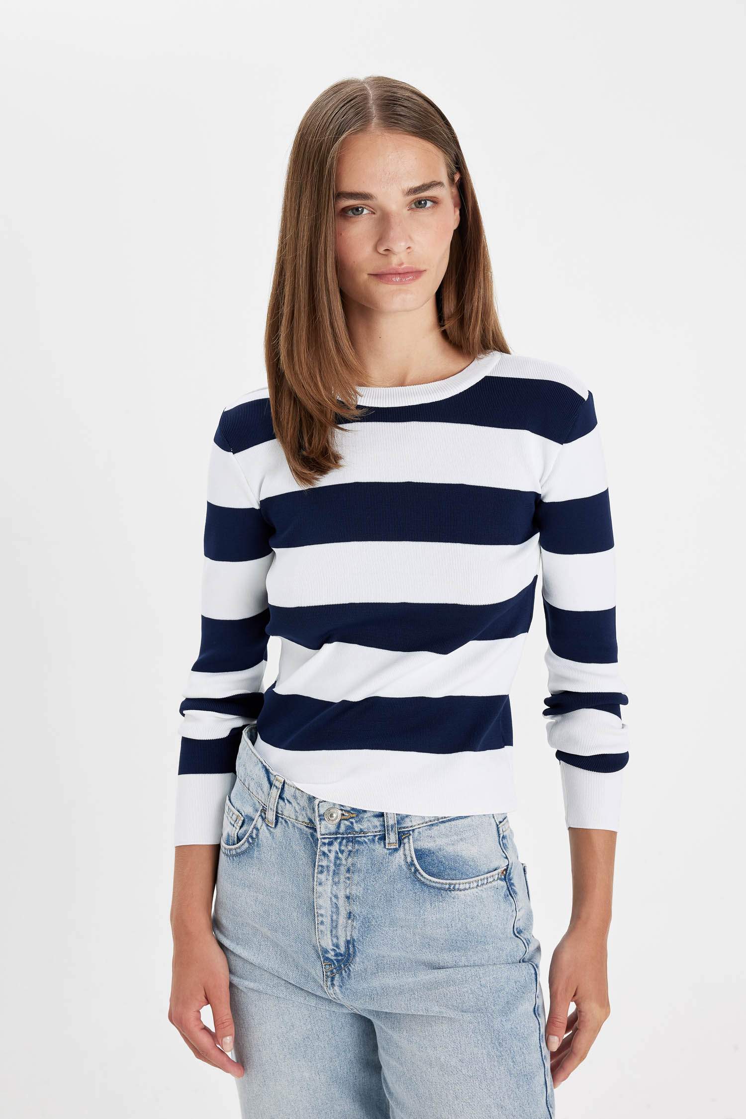 بلوفر قصة عادية برقبة مستديرة