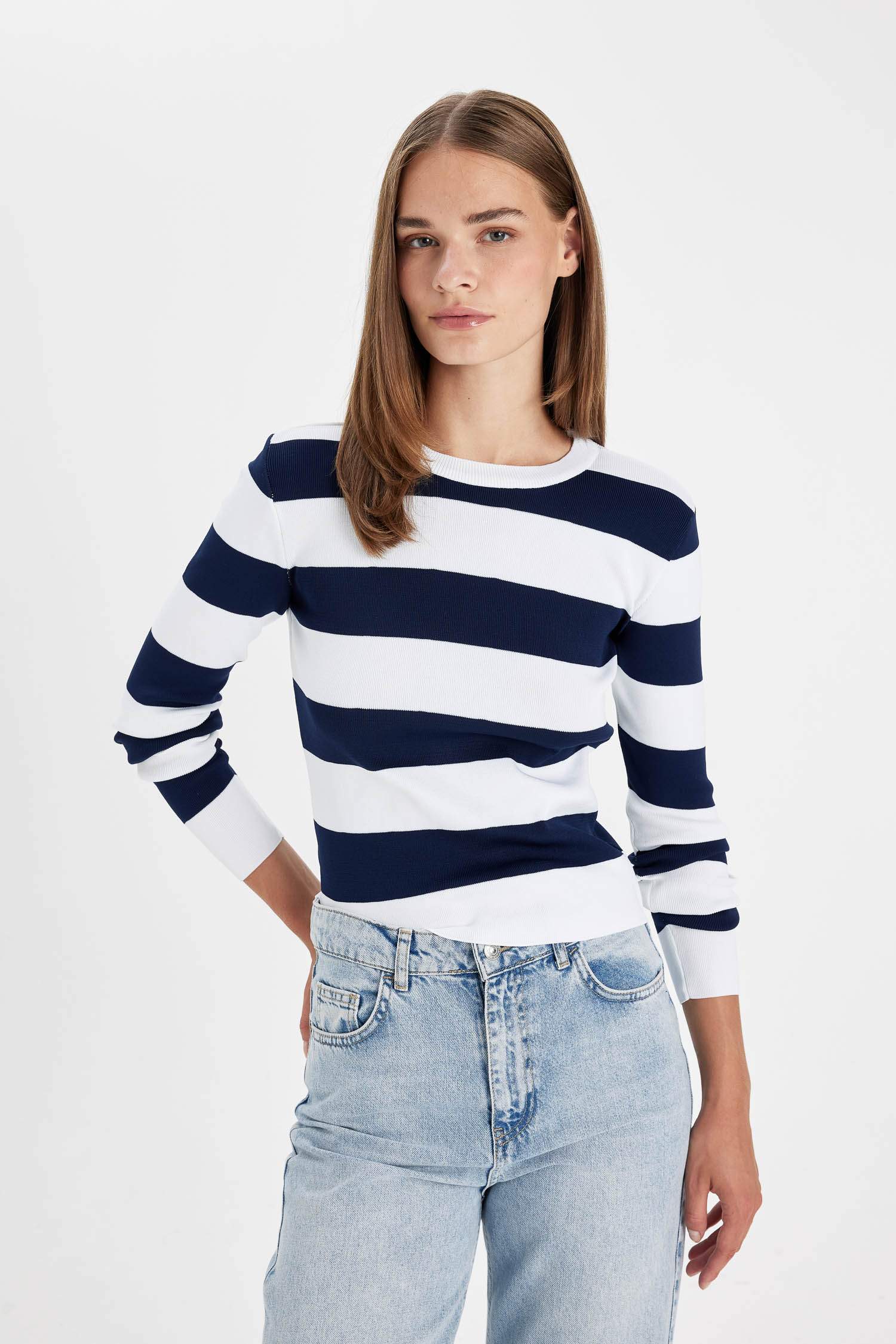 بلوفر قصة عادية برقبة مستديرة