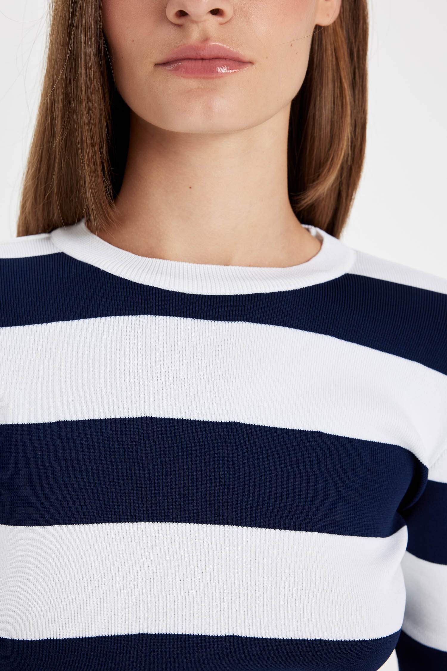 بلوفر قصة عادية برقبة مستديرة