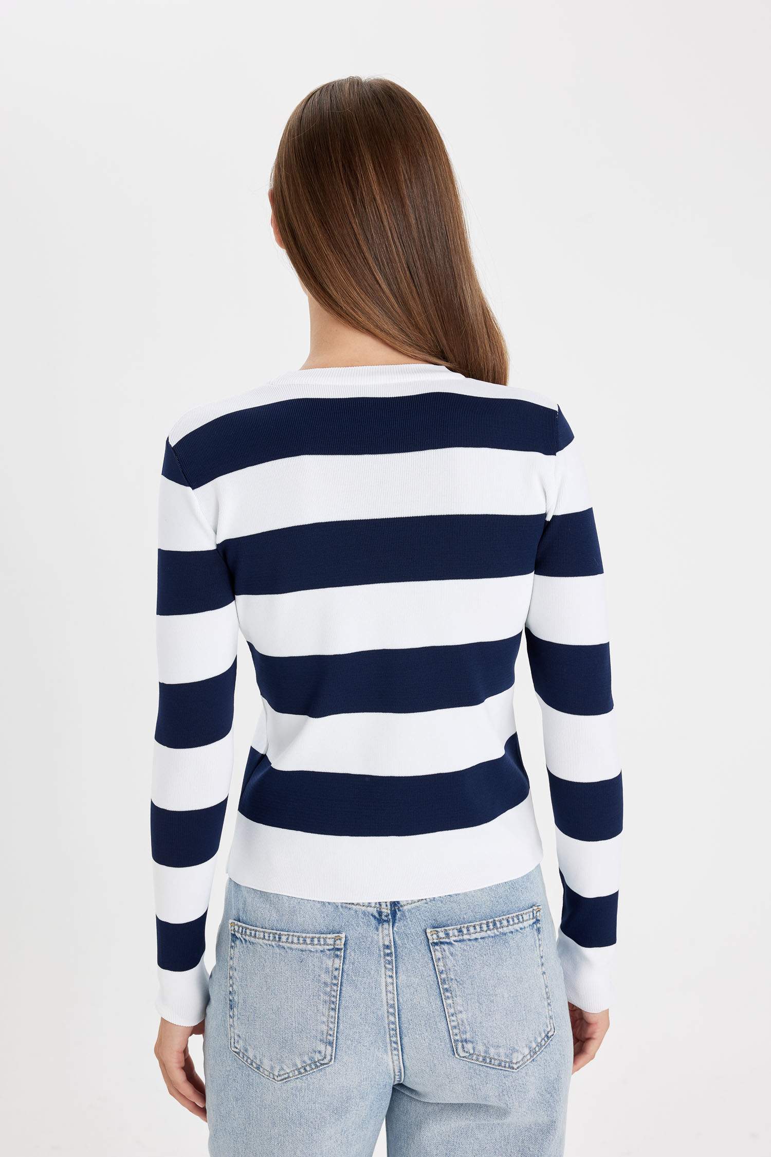 بلوفر قصة عادية برقبة مستديرة