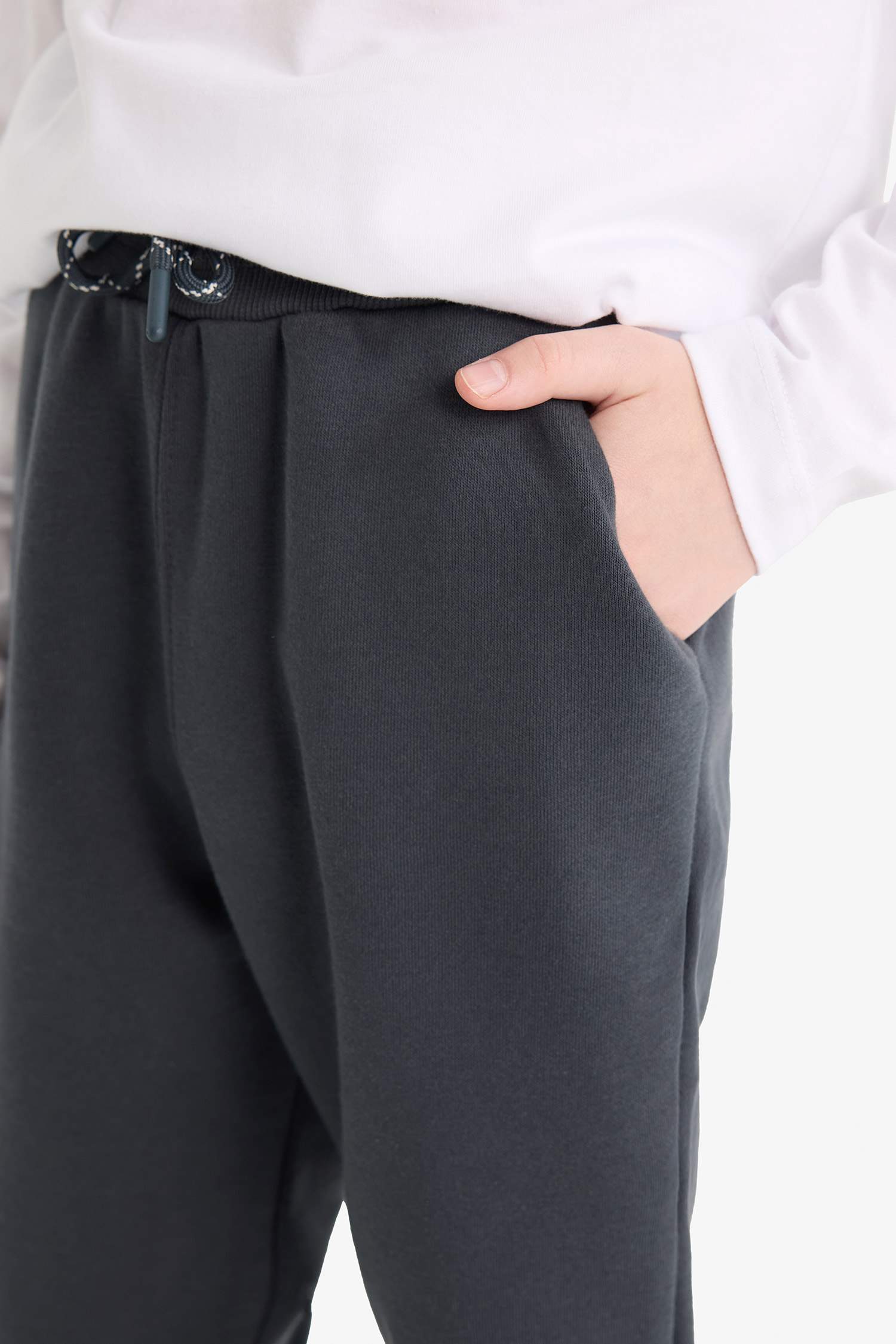 بنطرون بجامة رياضي ولادي قصة عادية