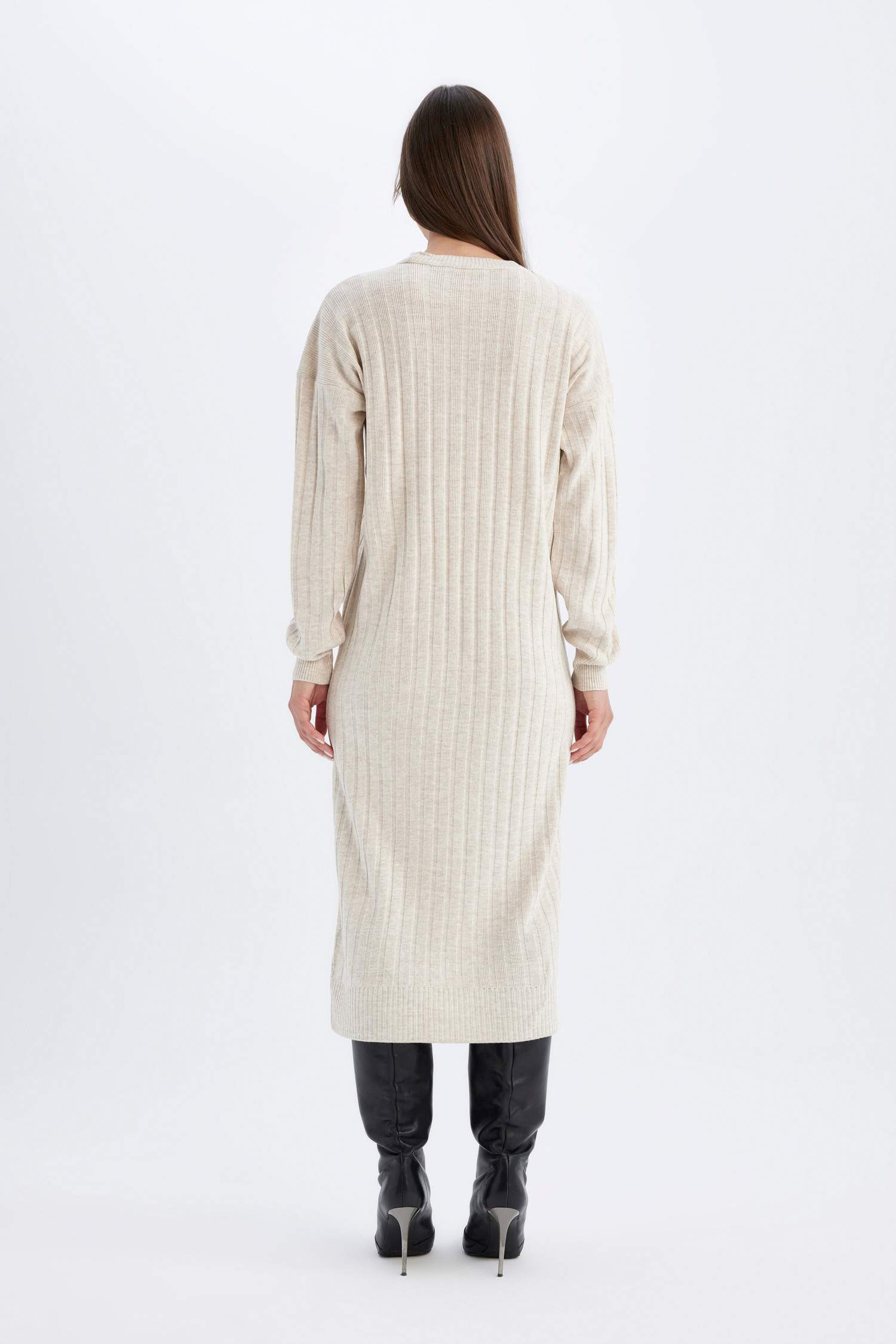 فستان ميدي بيزك كم طويل قصة عادية وياقة عالية