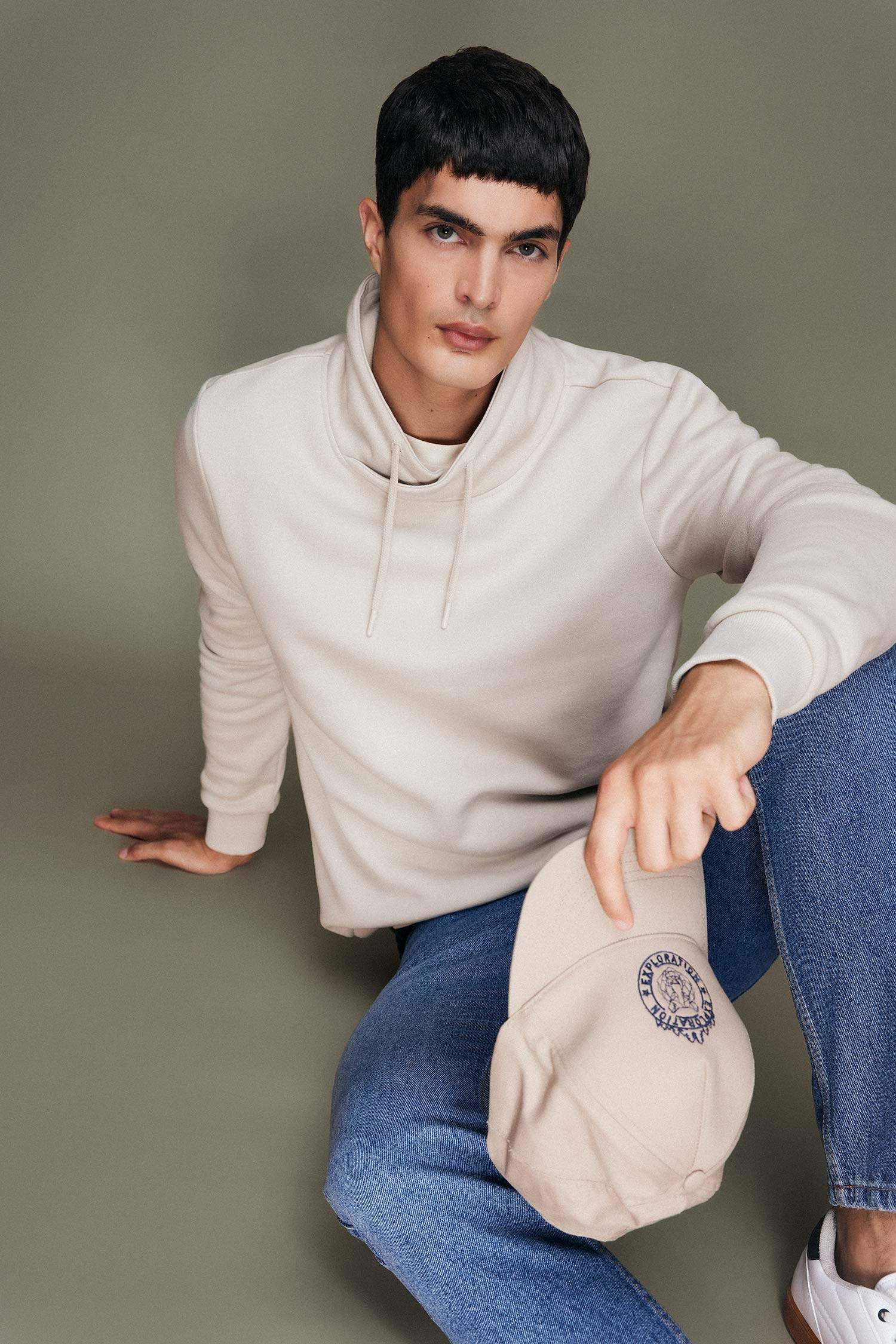 سويت شيرت قصة عادية بياقة شال