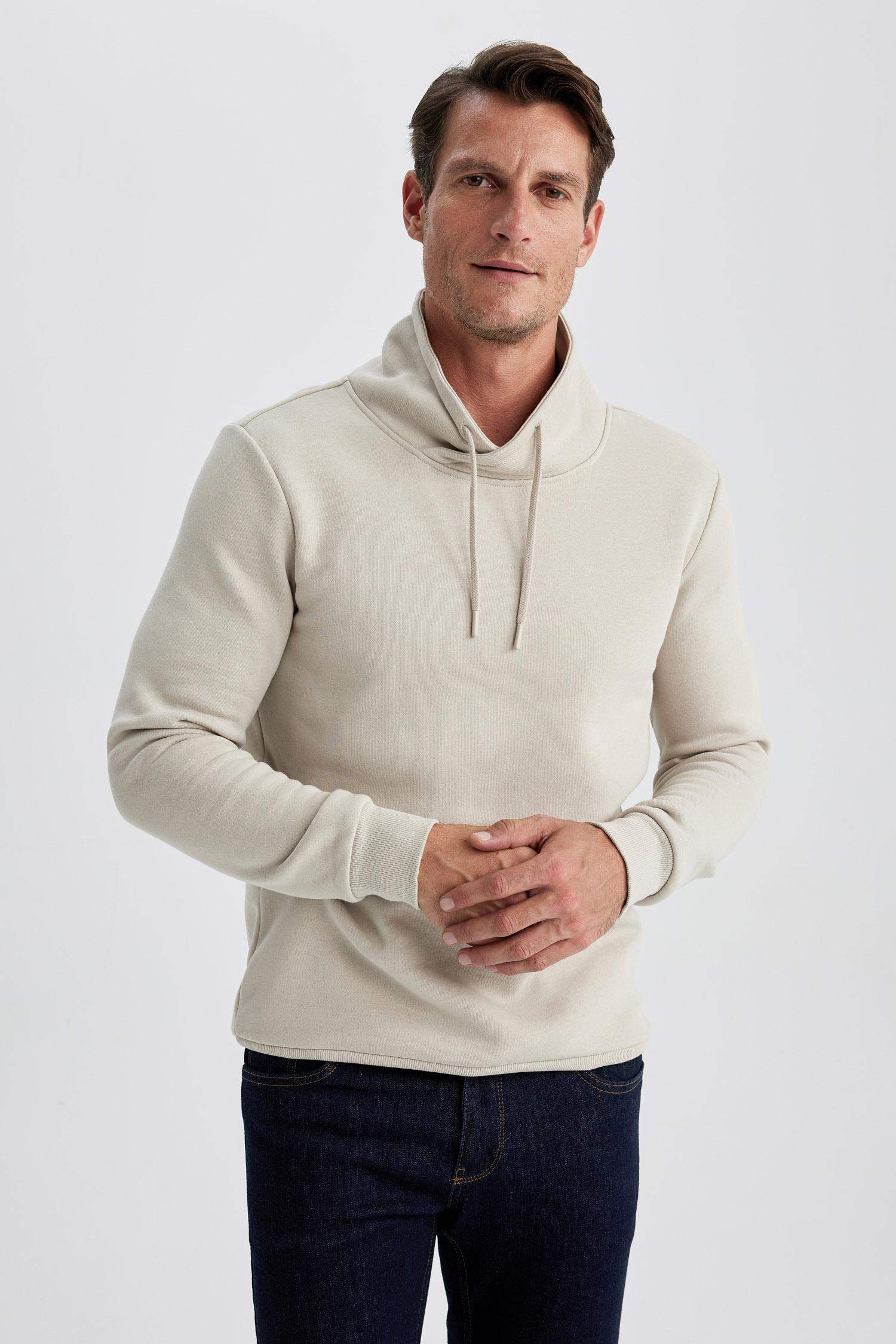 سويت شيرت قصة عادية بياقة شال