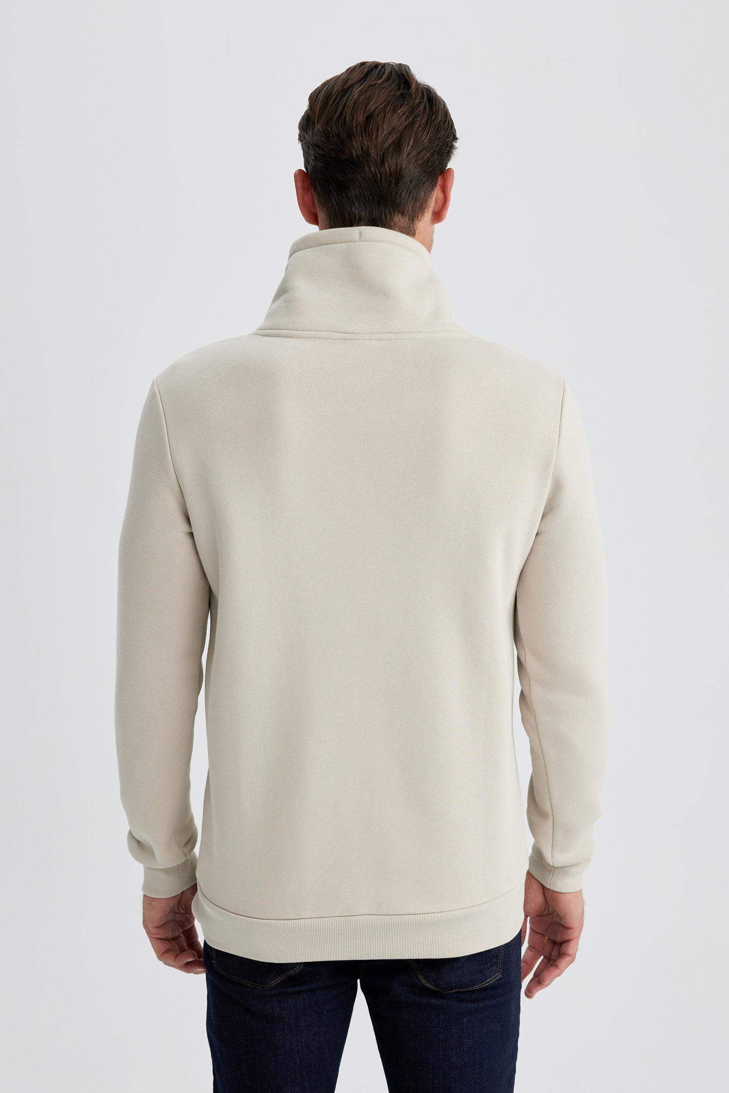 سويت شيرت قصة عادية بياقة شال