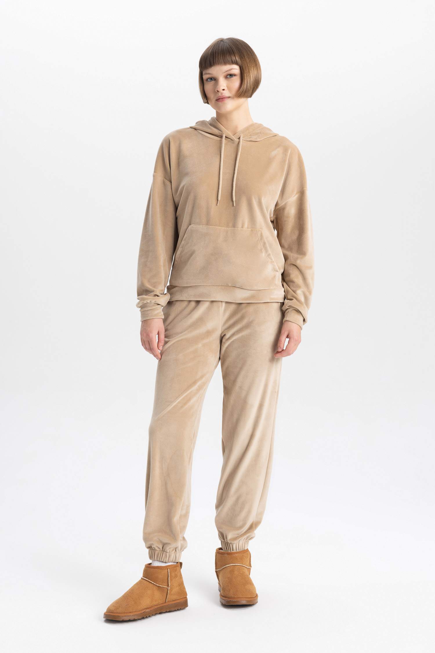 سويت شيرت مخمل قصة عادية بغطاء للرأس بجيب