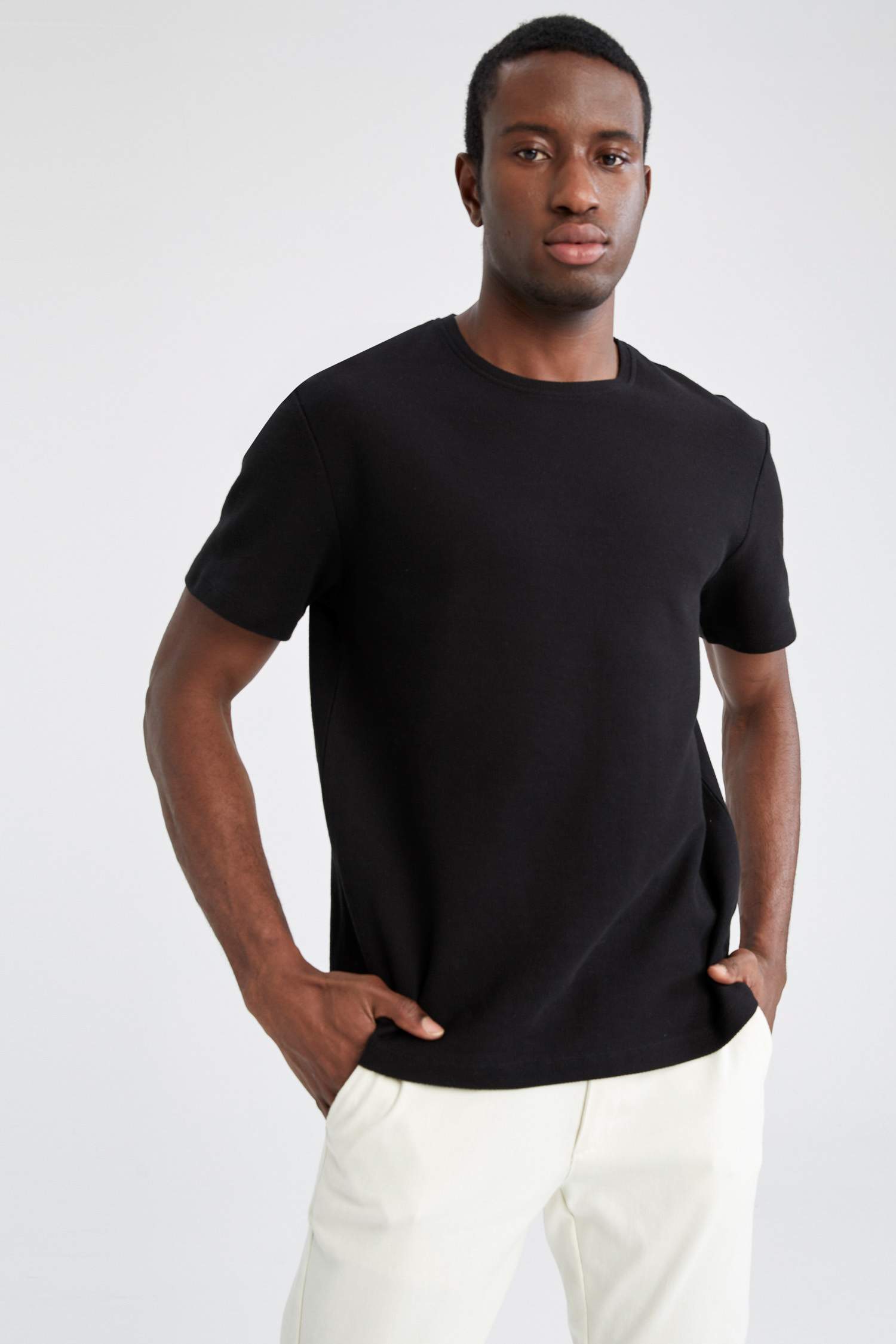 Black MEN Regular Fit Crew Neck Short Sleeve T-Shirt 2443619 | DeFacto