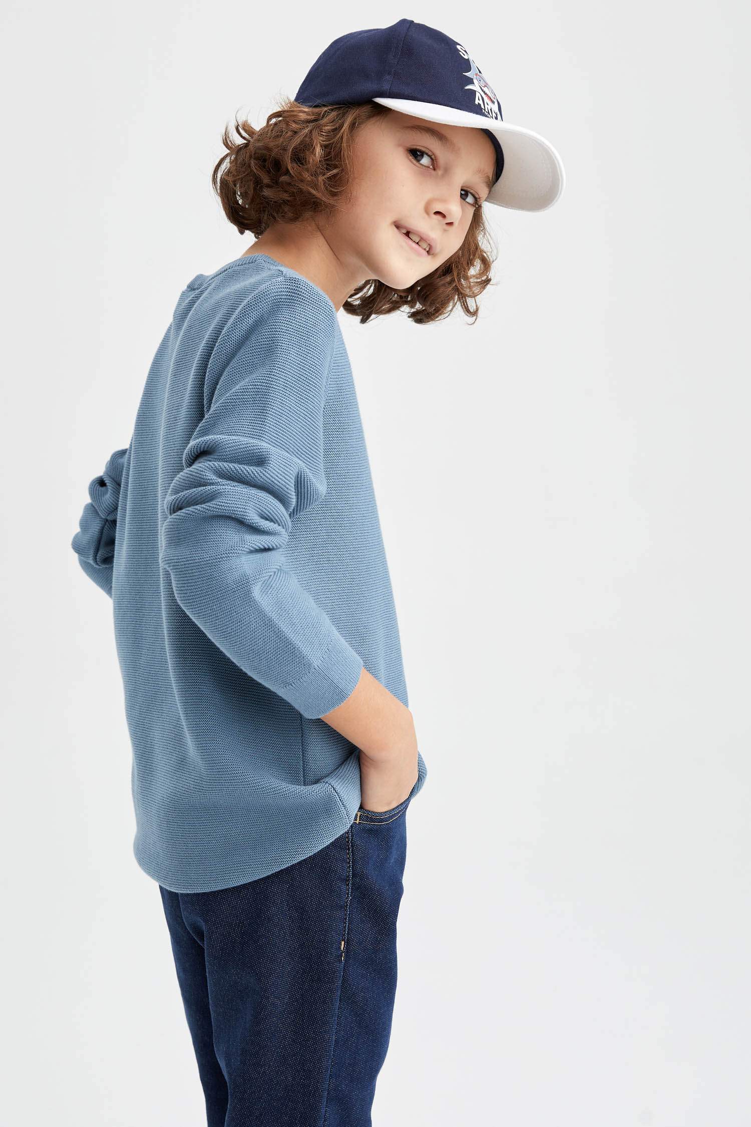 Свитер стандартного кроя для девочек