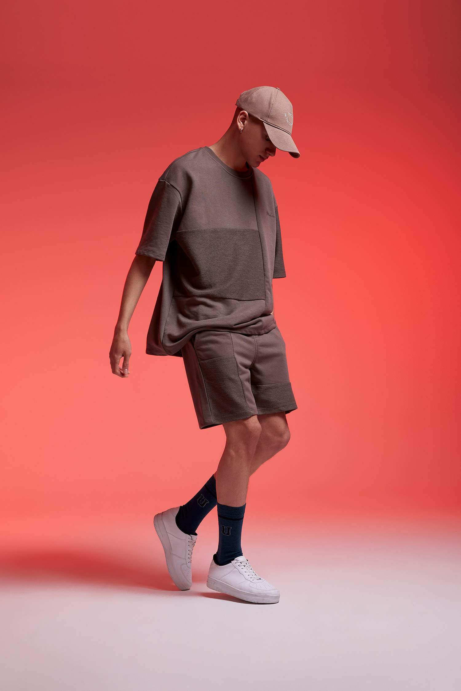 شورت بقصة عادية من قماش سميك و مفصل بجيب