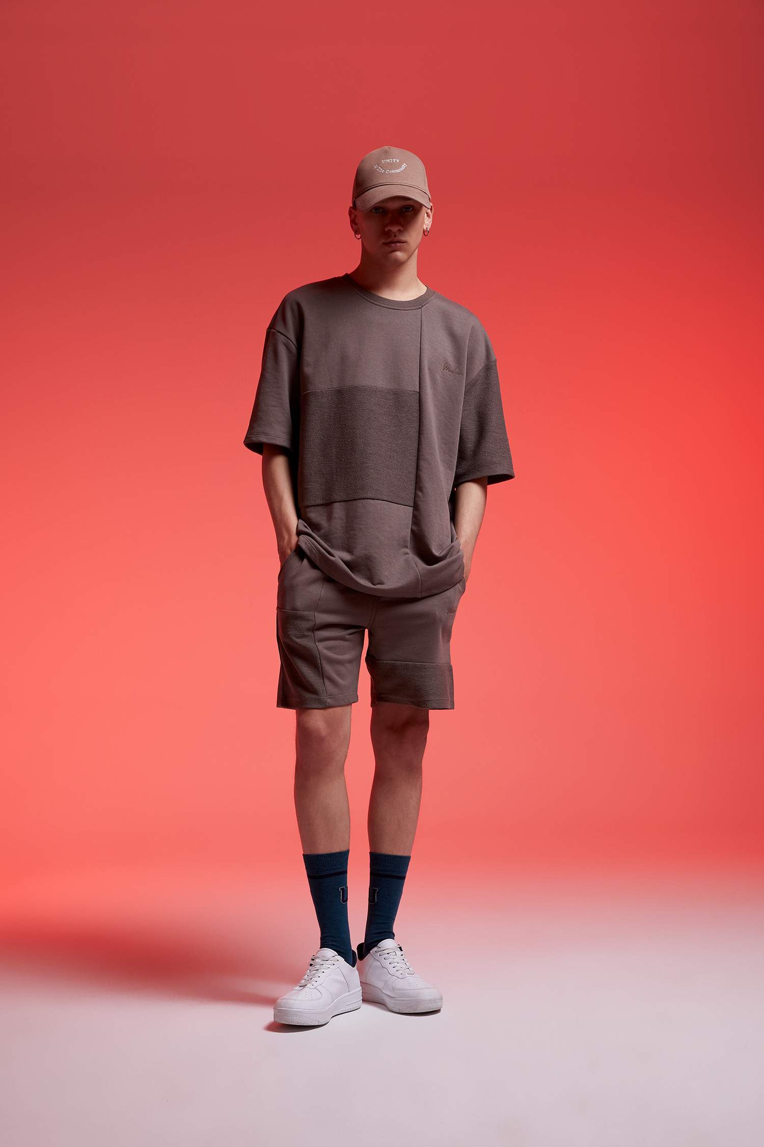 شورت بقصة عادية من قماش سميك و مفصل بجيب