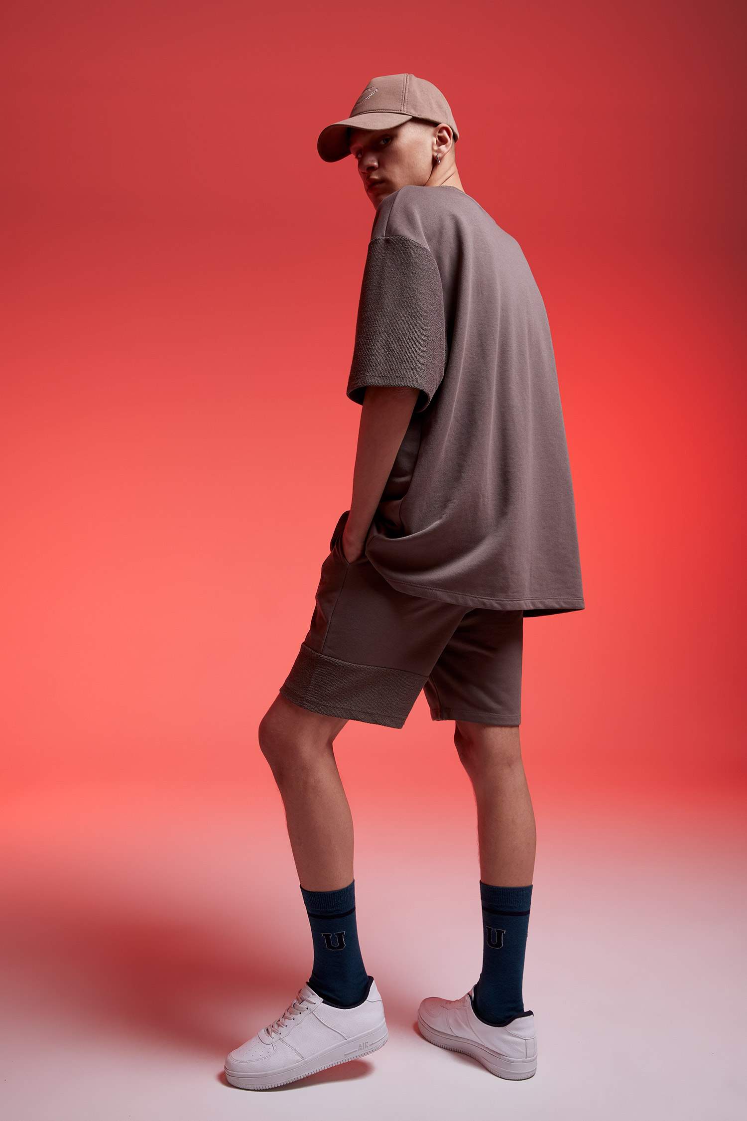 شورت بقصة عادية من قماش سميك و مفصل بجيب