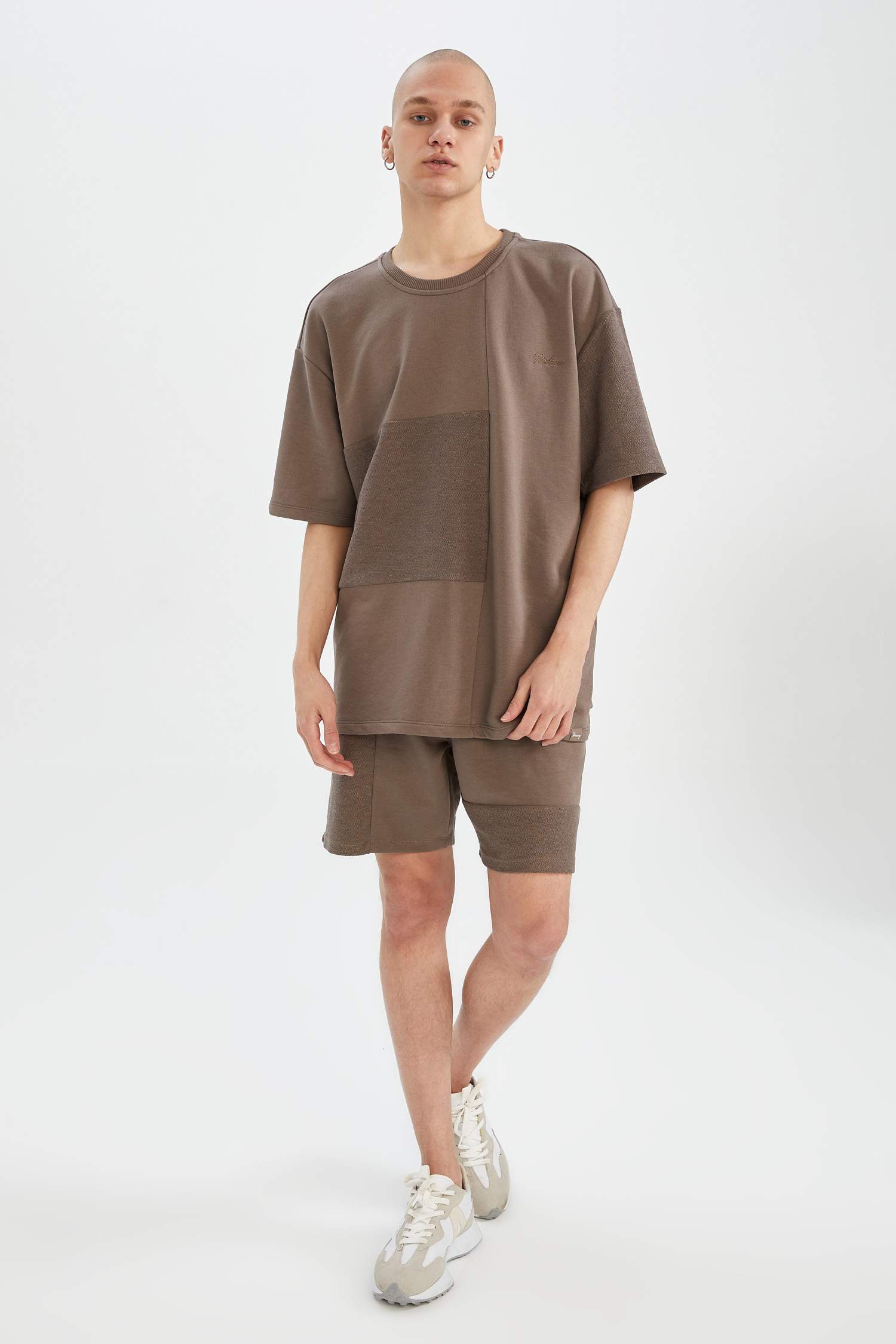 شورت بقصة عادية من قماش سميك و مفصل بجيب