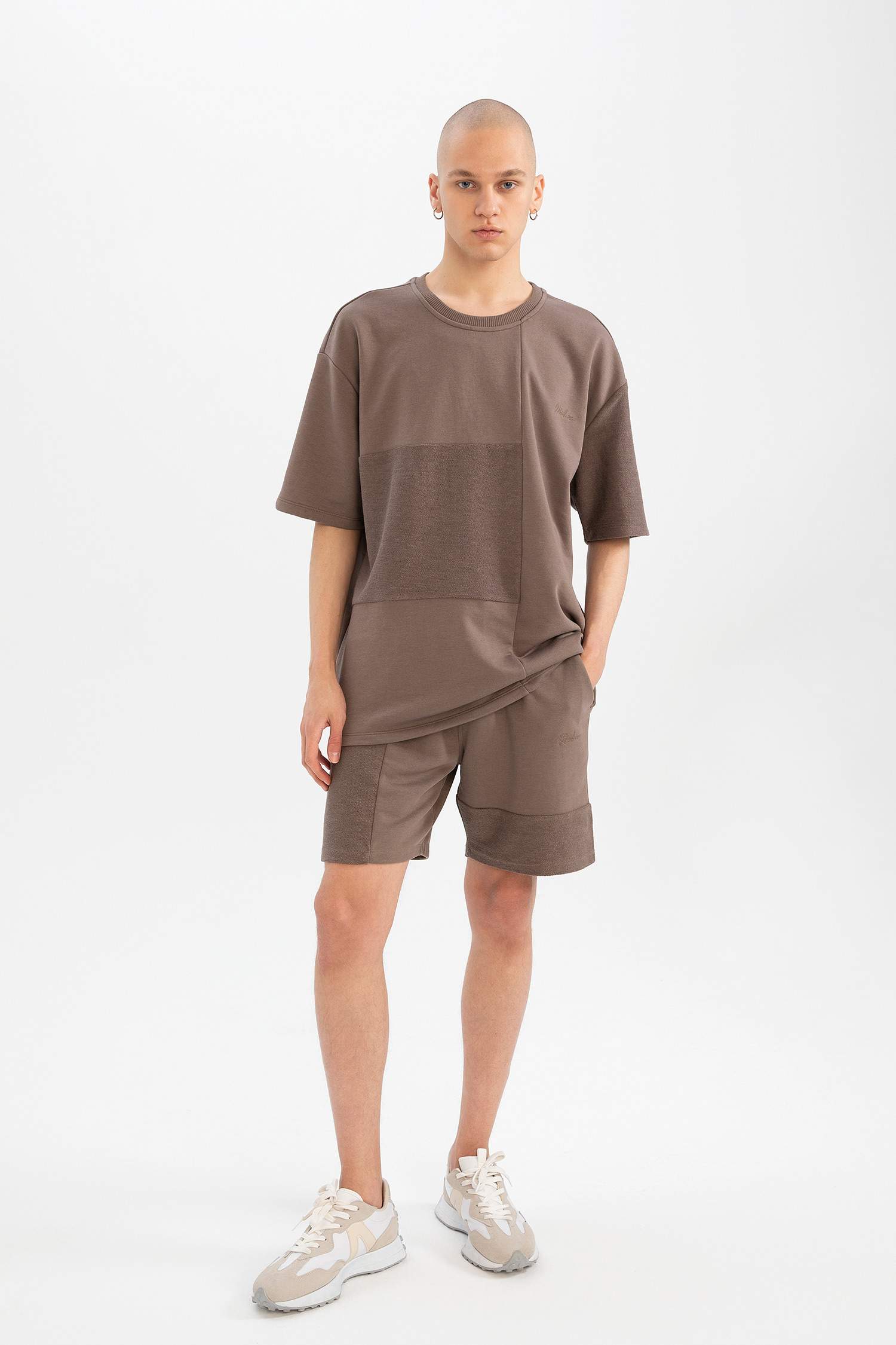 شورت بقصة عادية من قماش سميك و مفصل بجيب