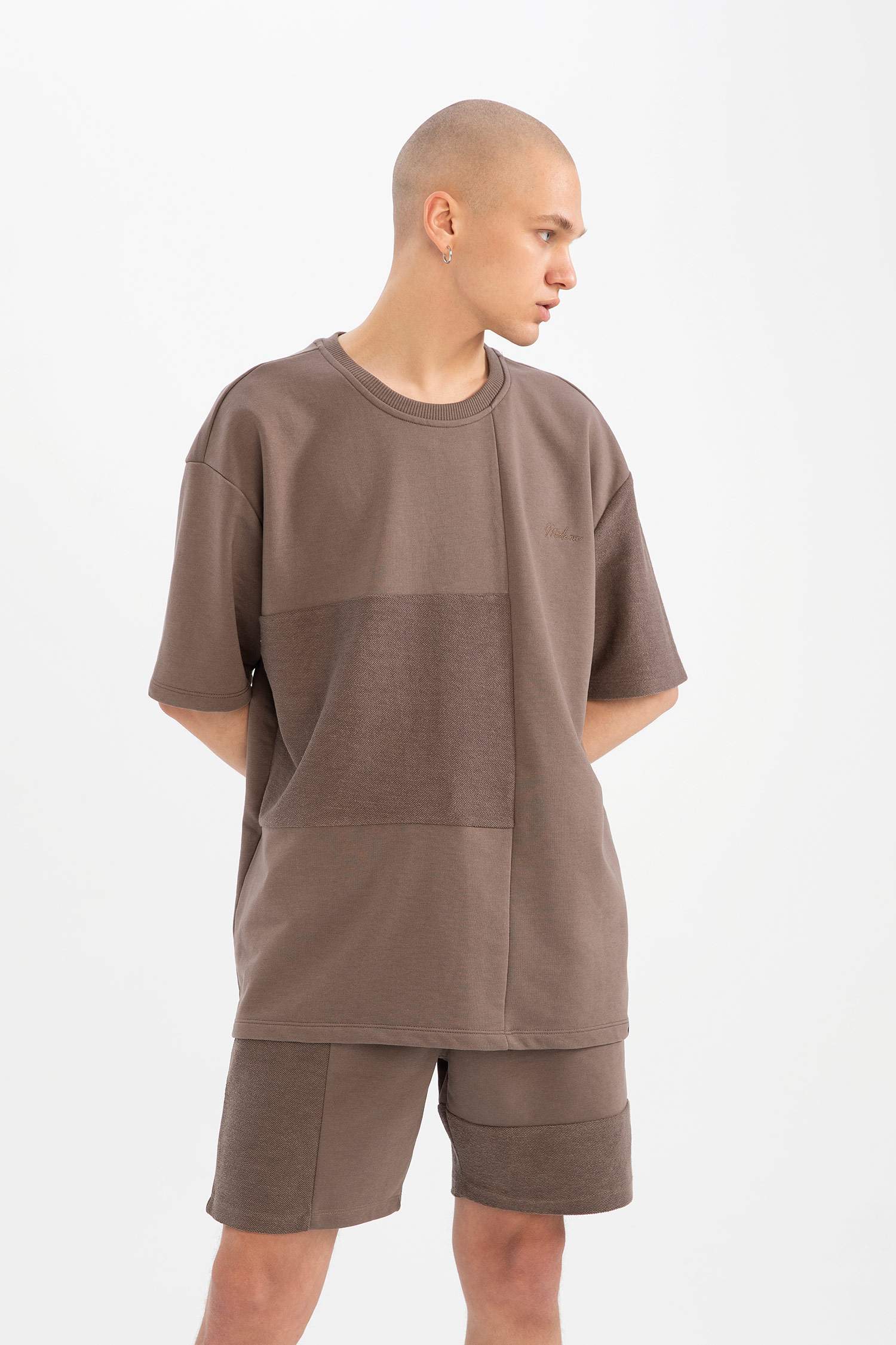 شورت بقصة عادية من قماش سميك و مفصل بجيب