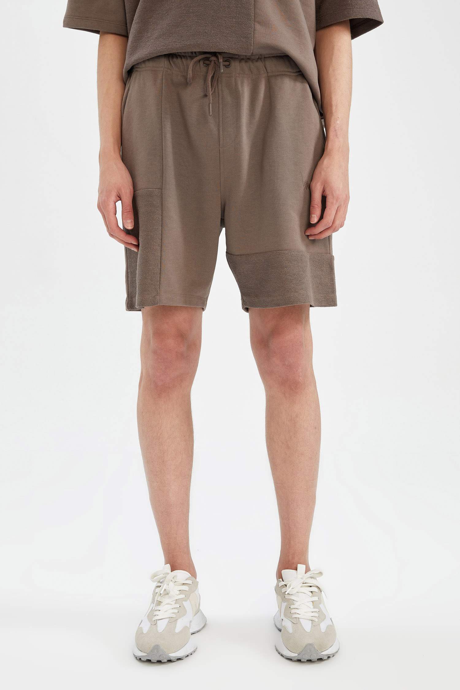 شورت بقصة عادية من قماش سميك و مفصل بجيب