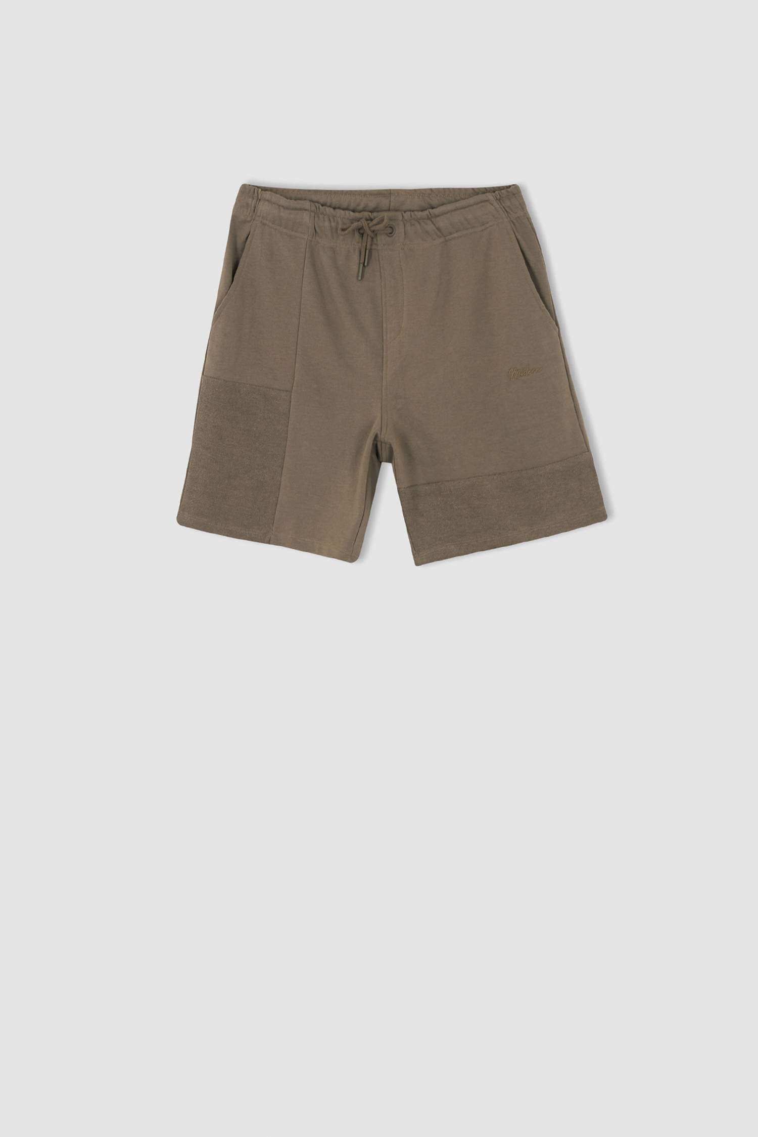 شورت بقصة عادية من قماش سميك و مفصل بجيب