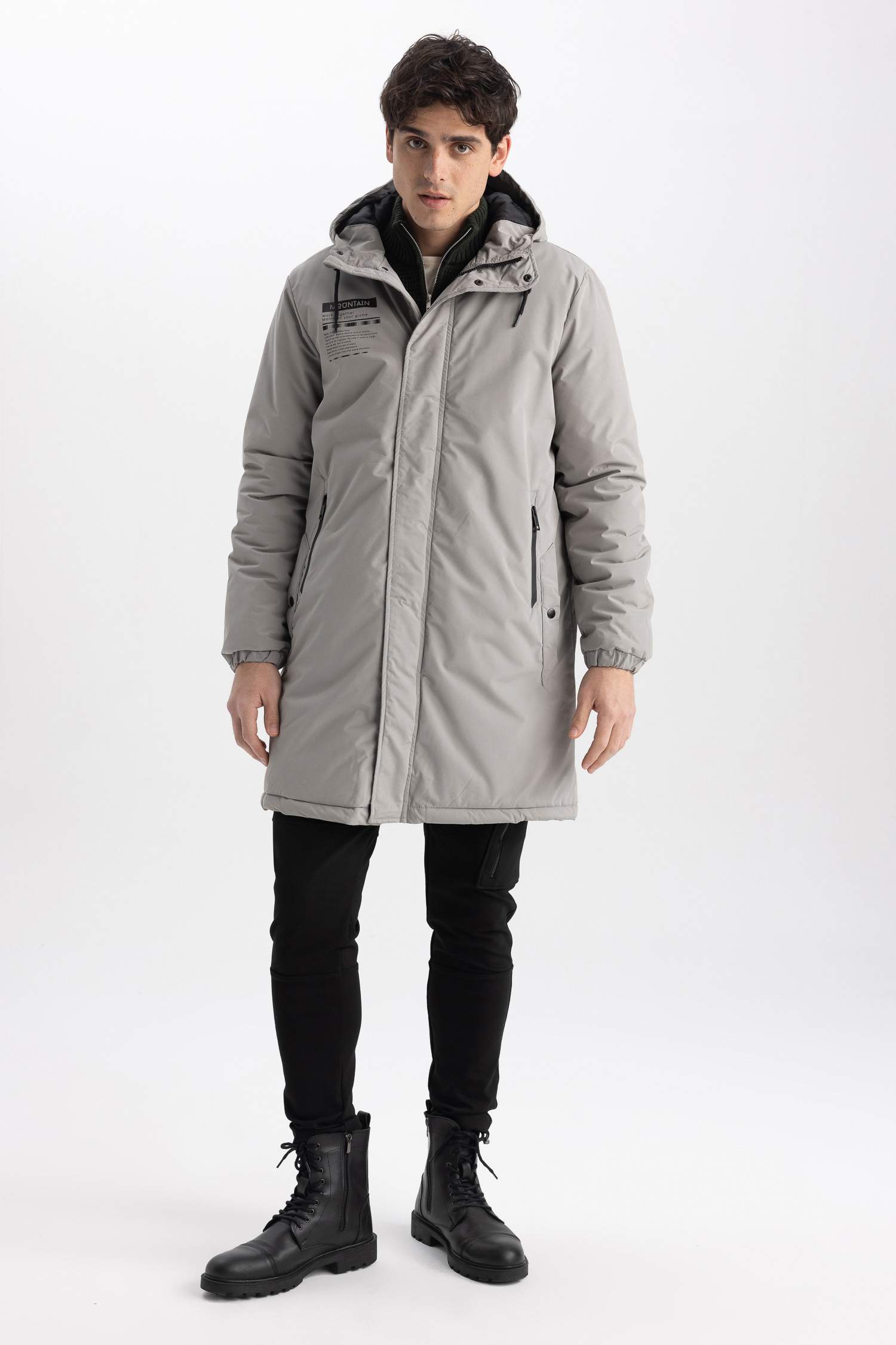 Куртка приталенного кроя с капюшоном