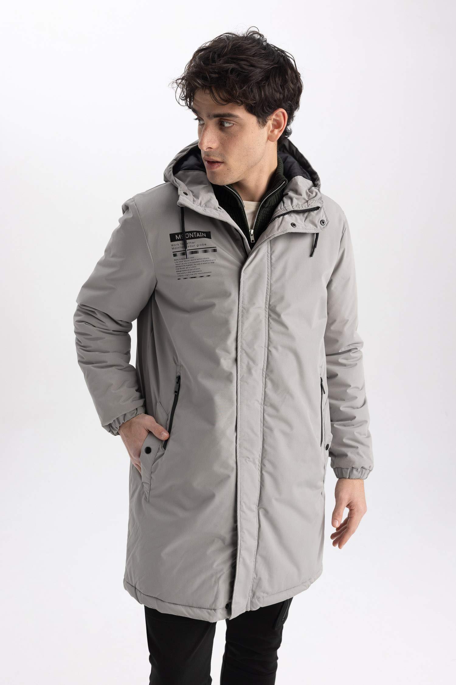 Куртка приталенного кроя с капюшоном