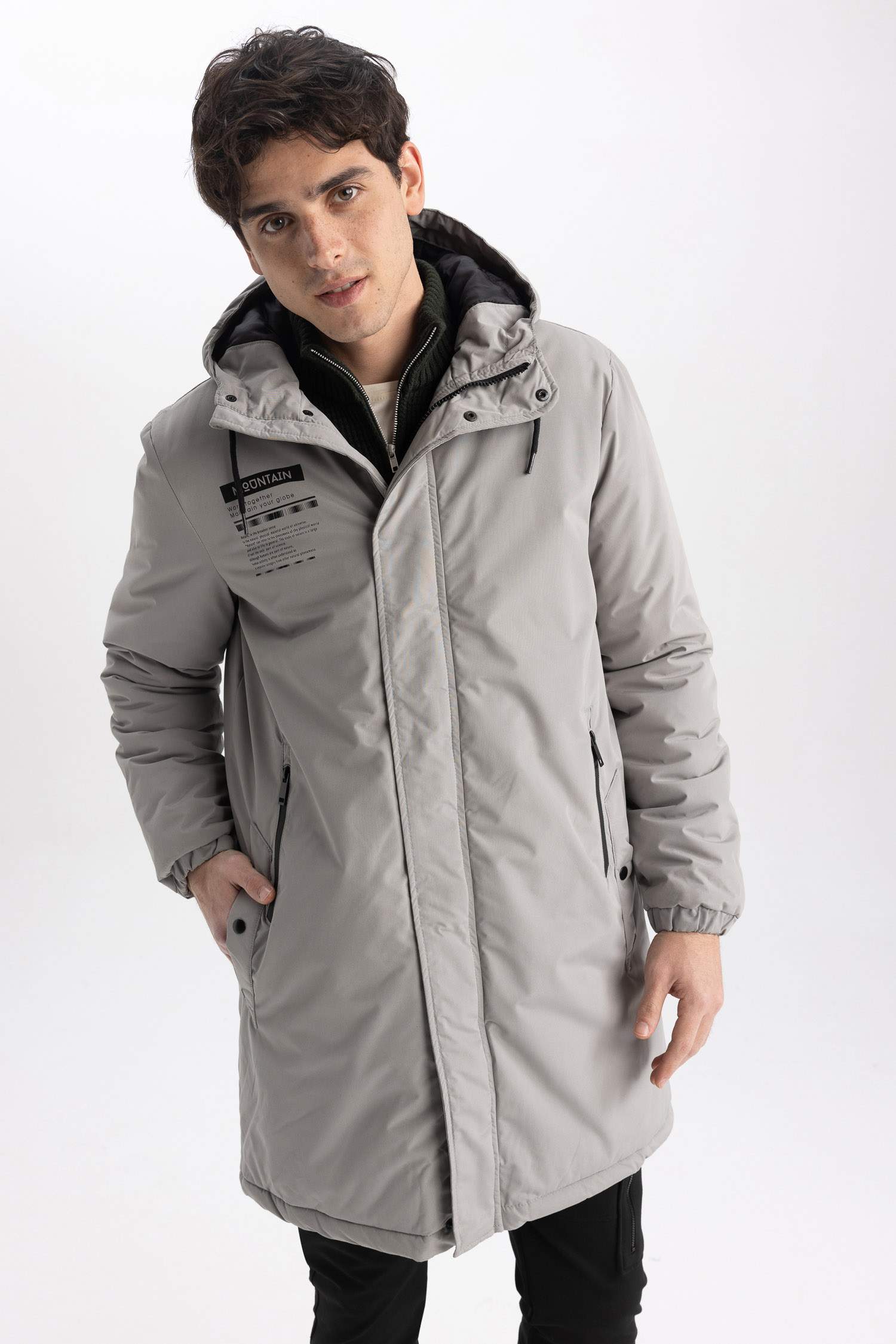 Куртка приталенного кроя с капюшоном