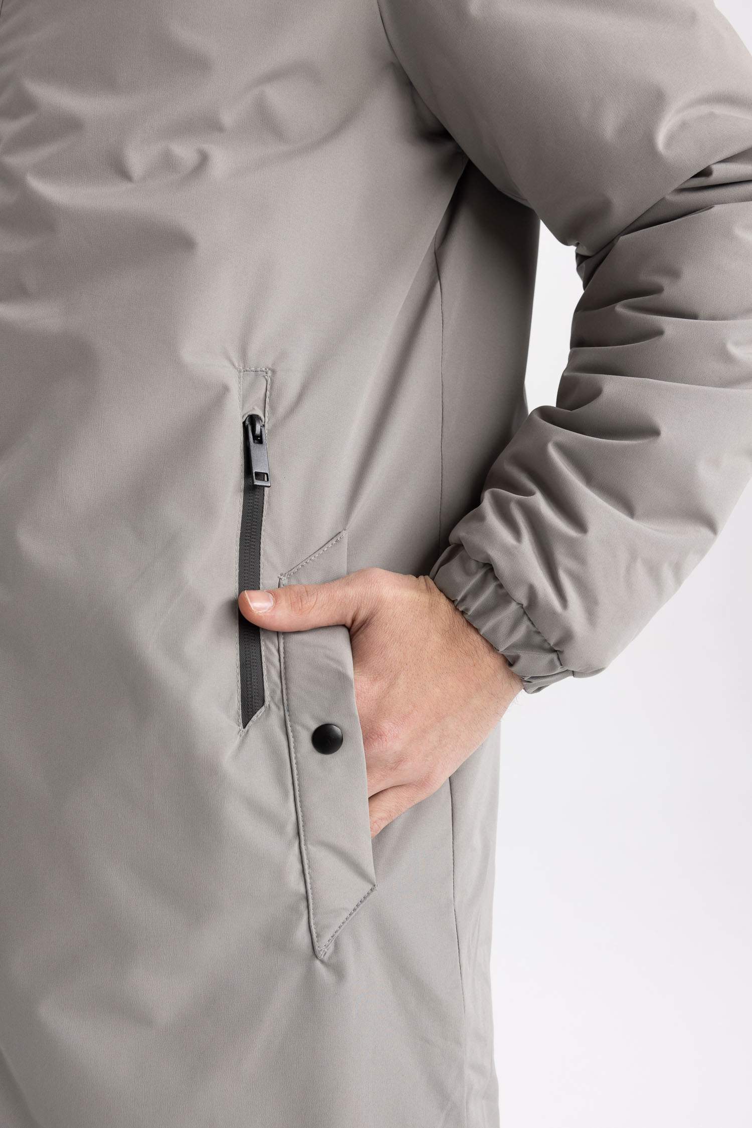 Куртка приталенного кроя с капюшоном