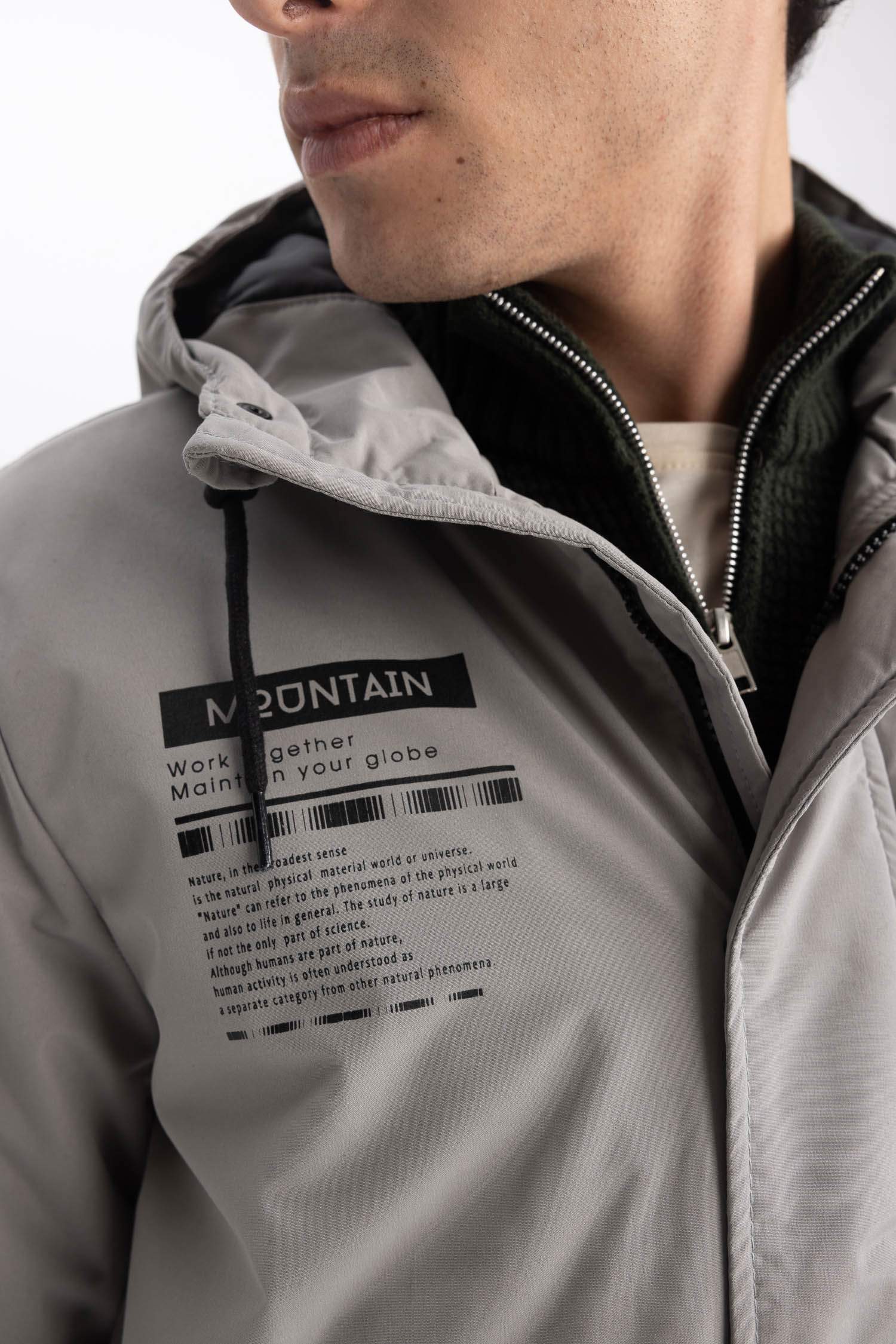 Куртка приталенного кроя с капюшоном