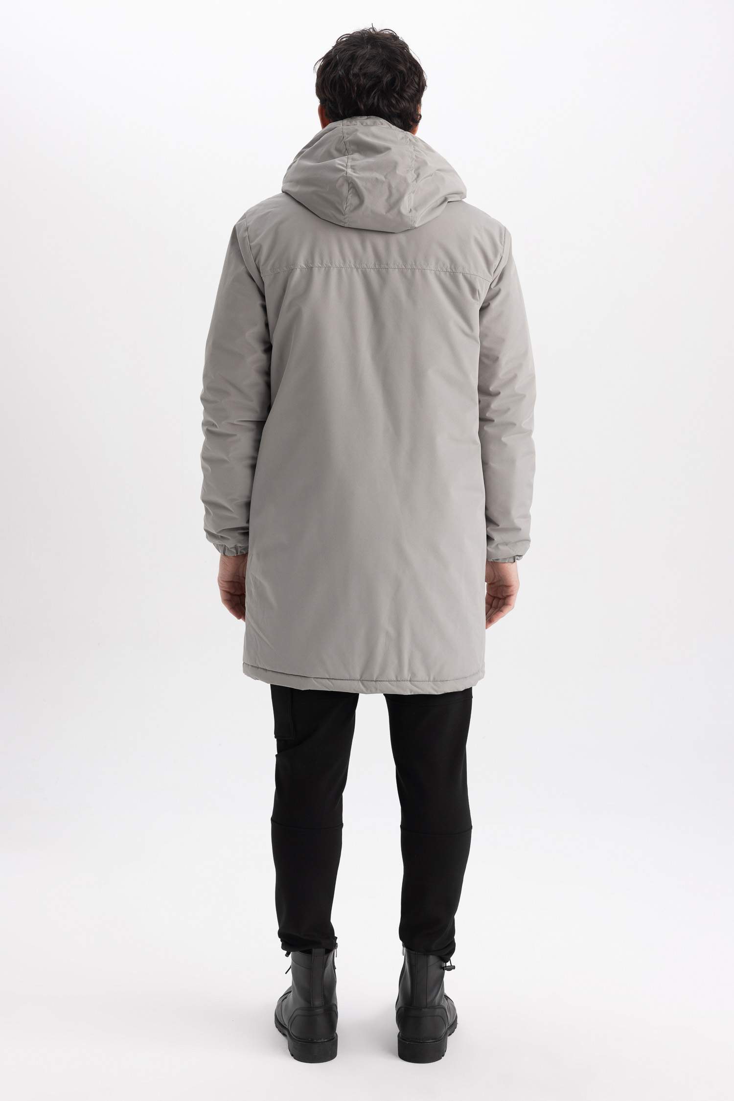 Куртка приталенного кроя с капюшоном