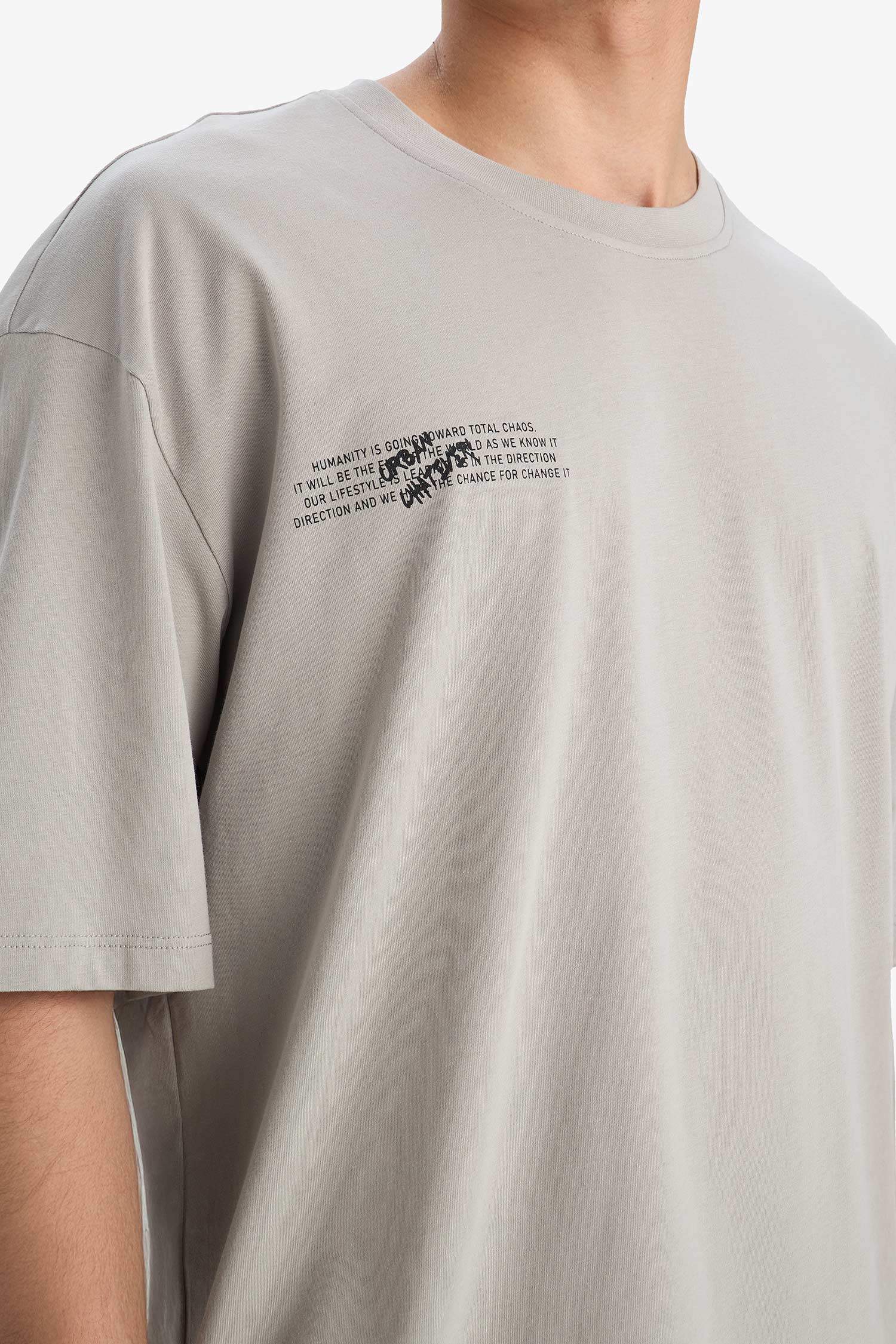 تيشيرت نص كم اوفر سايز قطن برقبة مستديرة وطبعة من الخلف