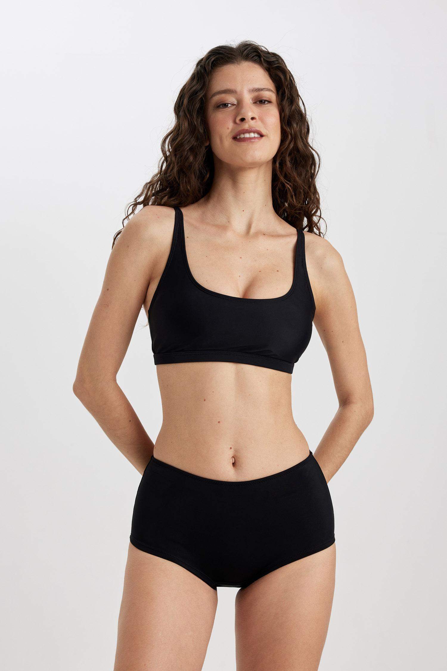 كلوت بكيني قصة عادية