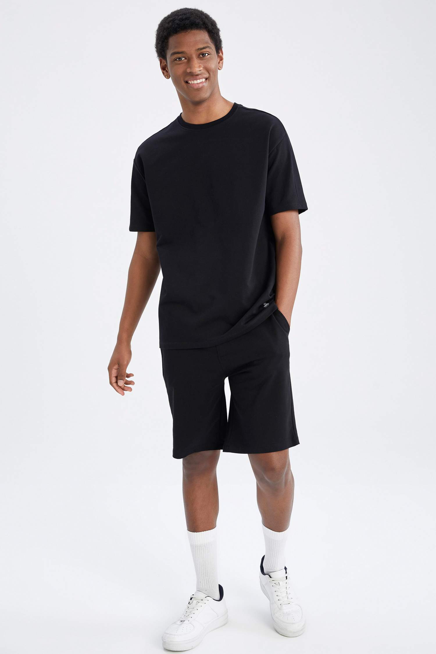 Black MEN Boxy Fit Short Sleeve T-Shirt 2442363 | DeFacto