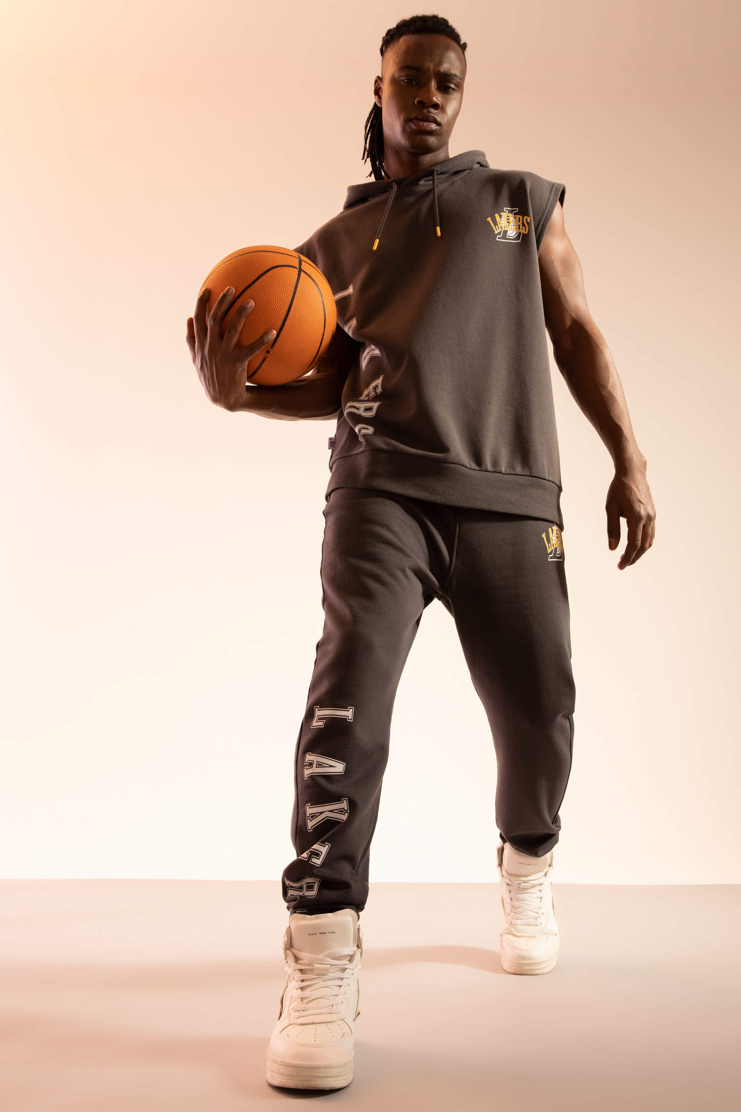 Defacto Fit NBA Los Angeles Lakers Lisanslı Regular Fit İçi Yumuşak Tüylü Sweatshirt Kumaşı Jogger. 2