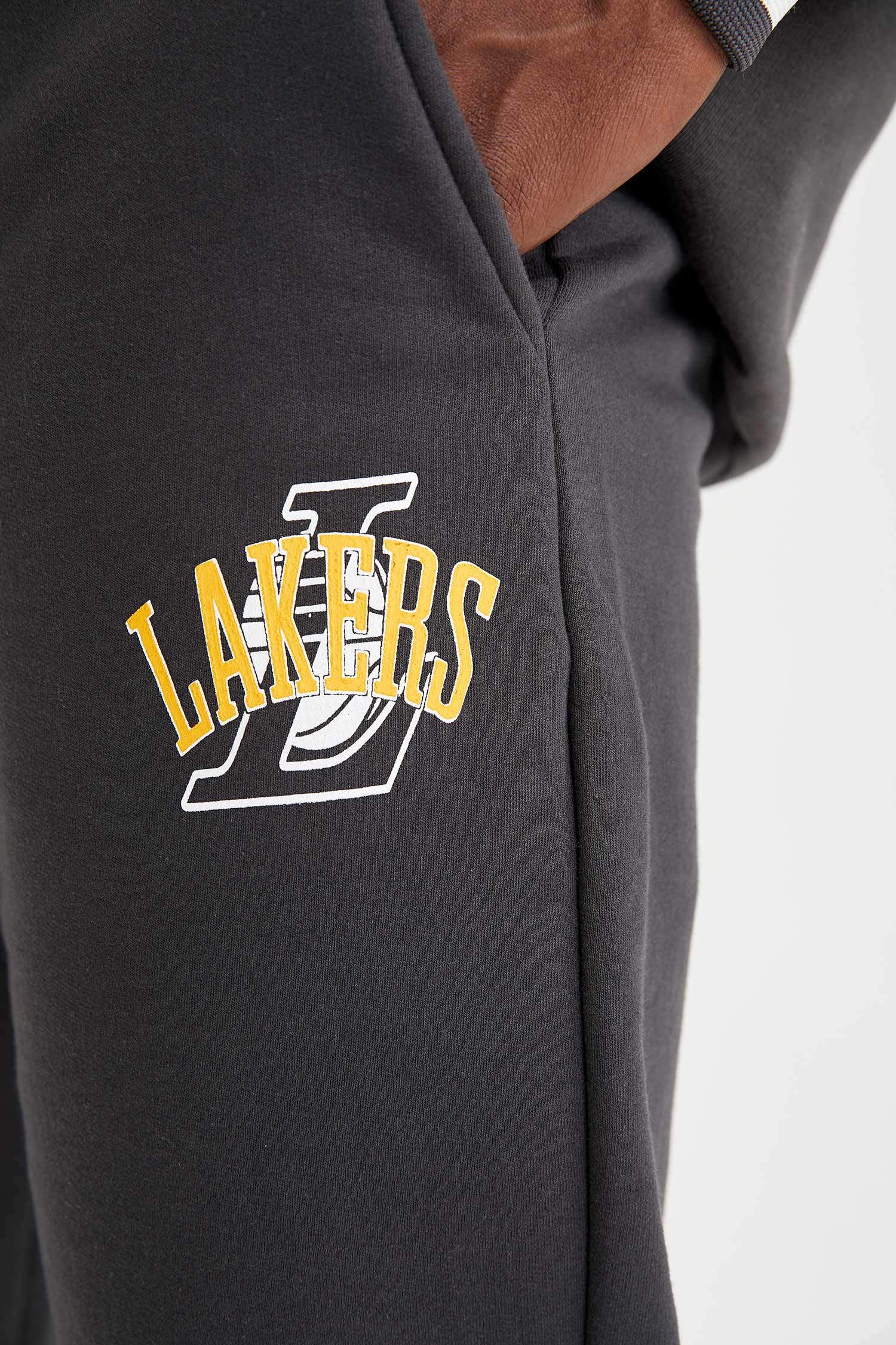 Defacto Fit NBA Los Angeles Lakers Lisanslı Regular Fit İçi Yumuşak Tüylü Sweatshirt Kumaşı Jogger. 8