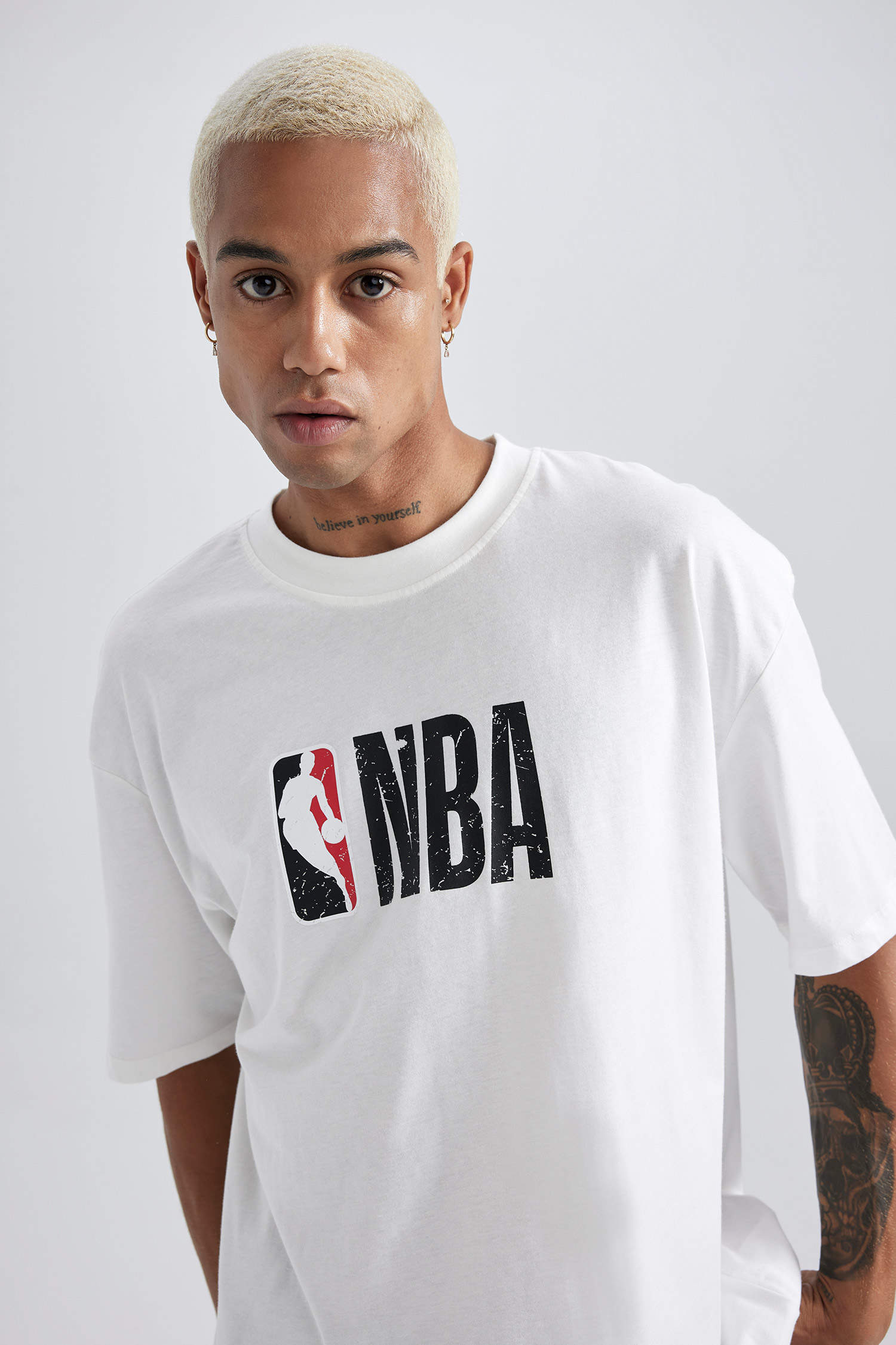 Ecru MAN Defacto Fit NBA Milwaukee Bucks Licensed Oversize Fit Crew Neck  T-Shirt 2758595