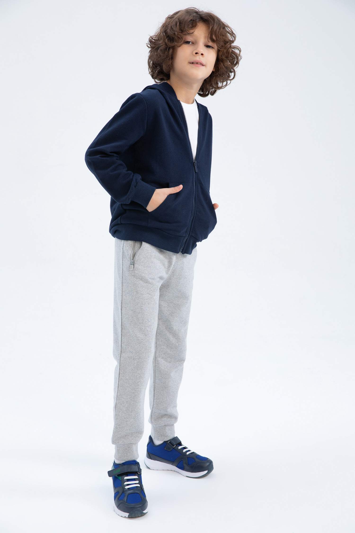 Штаны джоггеры с карманами на молнии для мальчиков