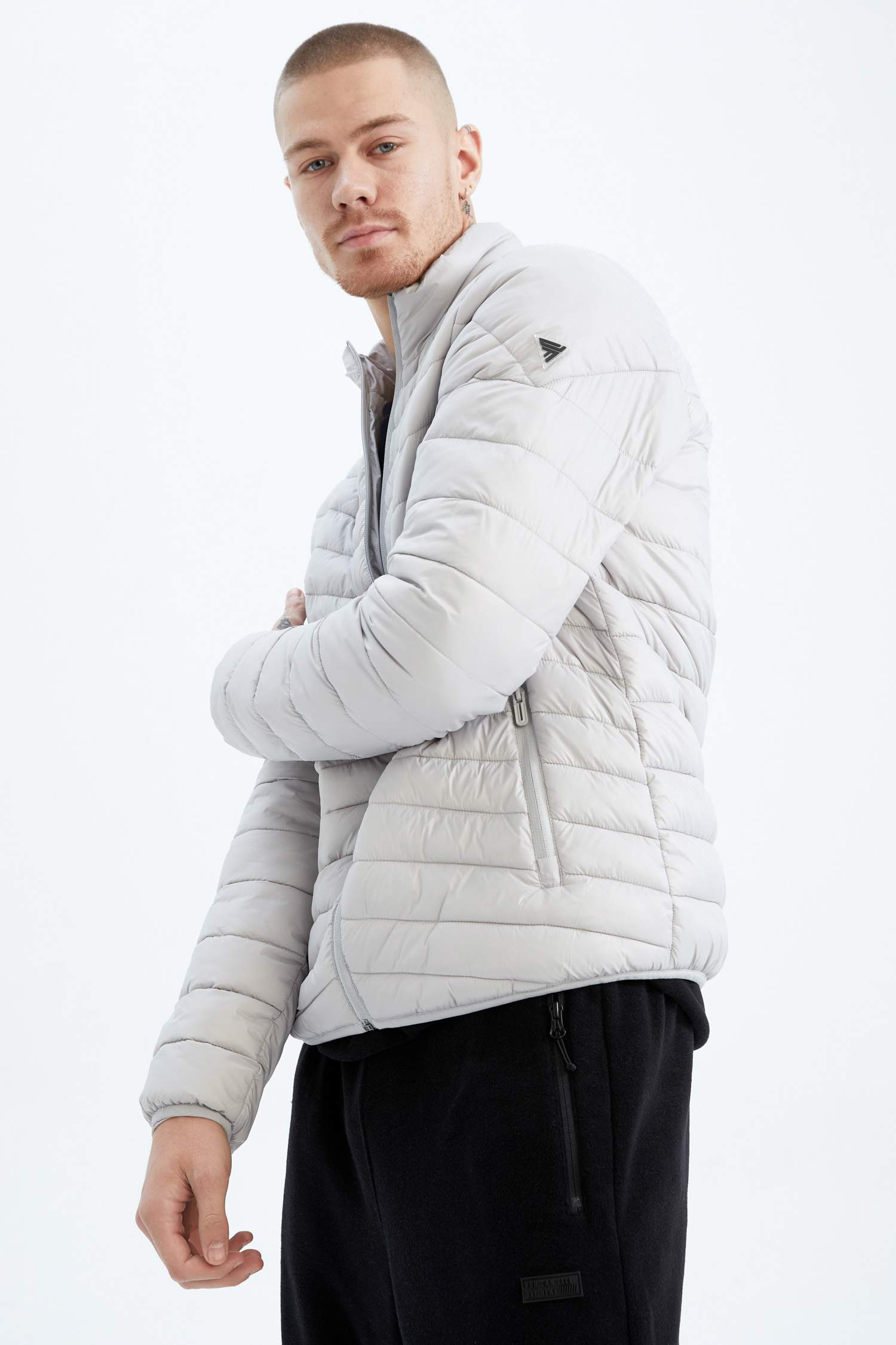 جاكيت رقيق موسمي بغطاء للرأس بقصة عادية