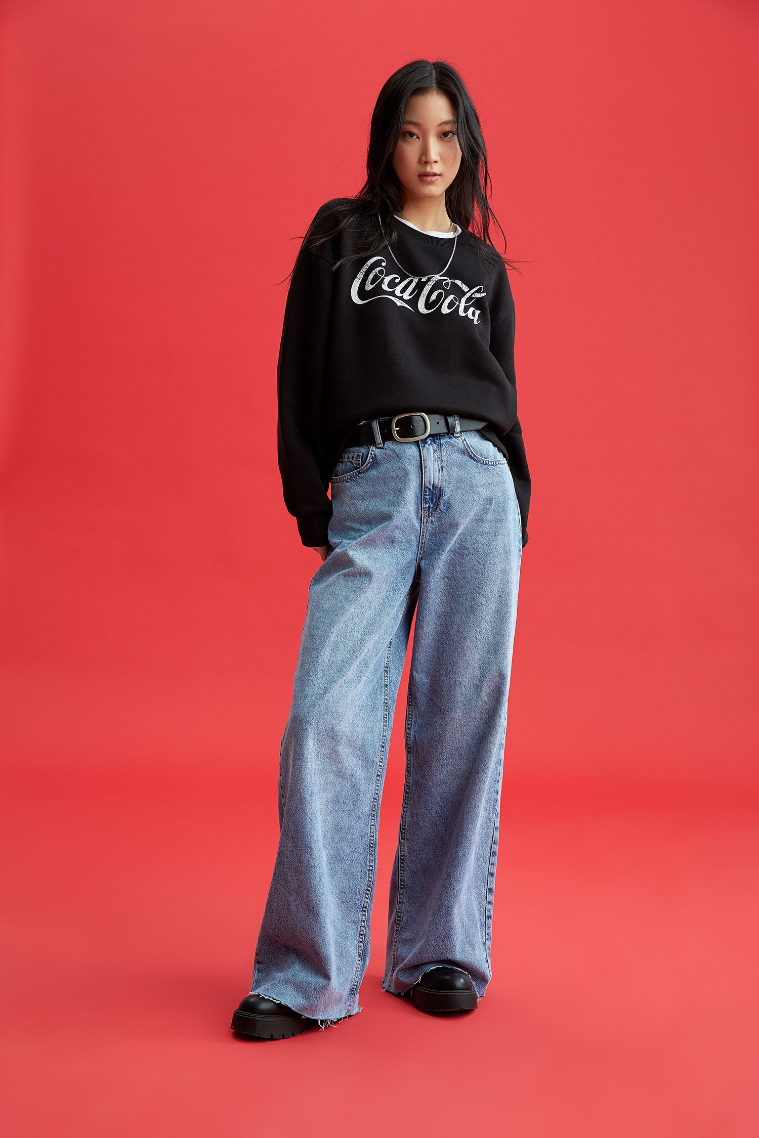 Black WOMAN Regular Fit Coca-Cola Licensed Long Sleeve Sweatshirt 2358059 |  DeFacto