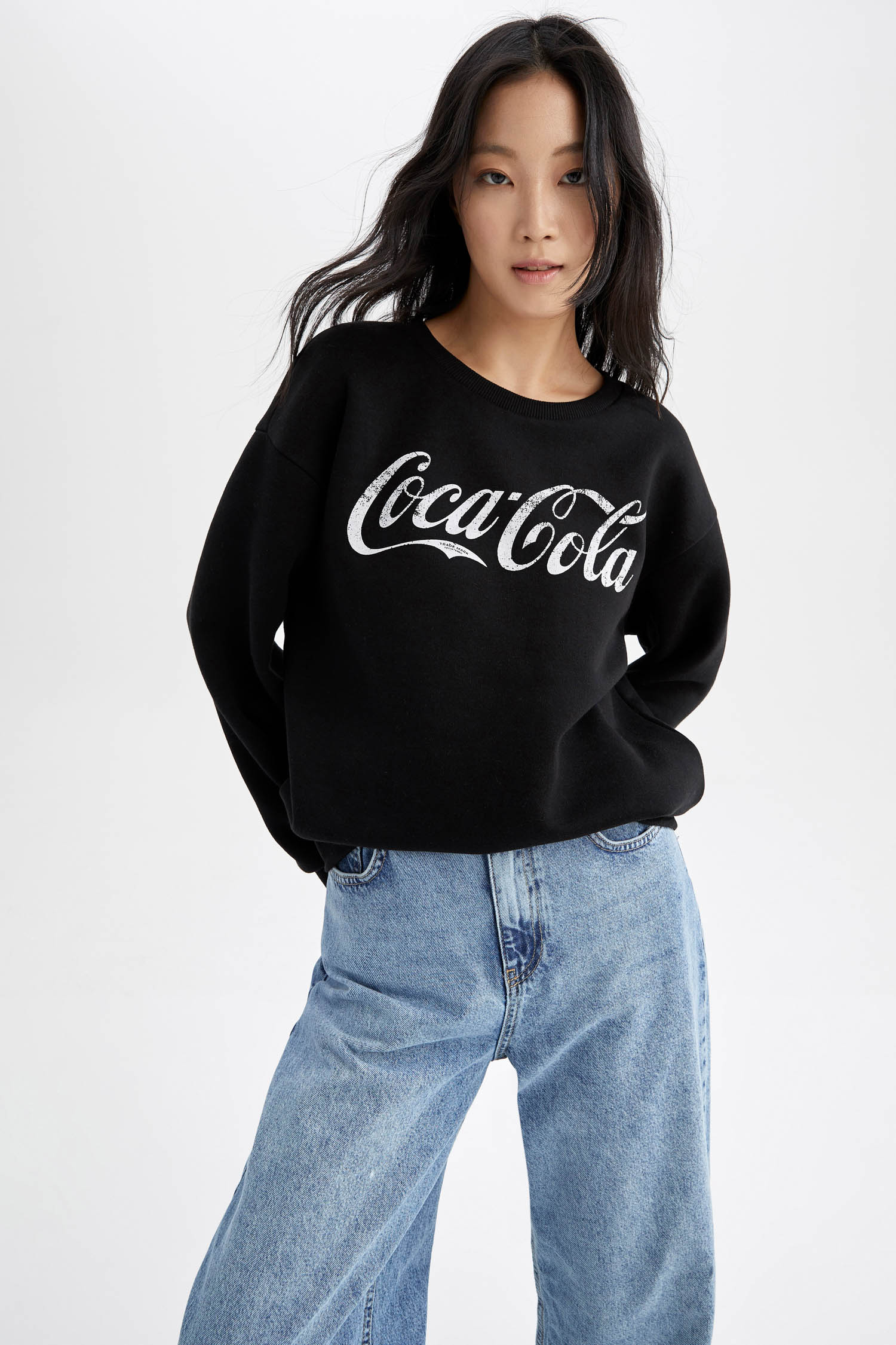 Black WOMAN Regular Fit Coca-Cola Licensed Long Sleeve Sweatshirt 2358059 |  DeFacto