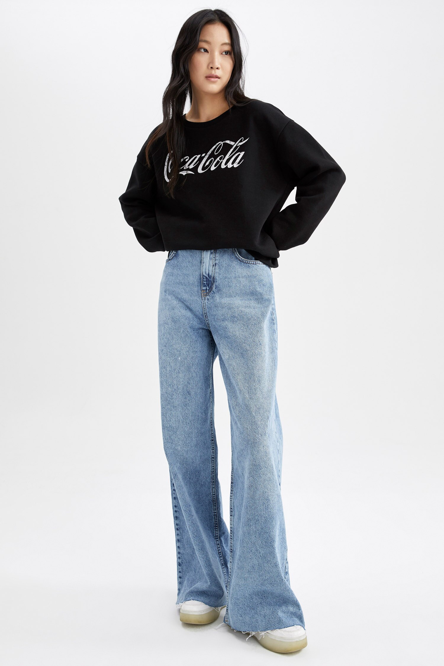 Black WOMAN Regular Fit Coca-Cola Licensed Long Sleeve Sweatshirt 2358059 |  DeFacto