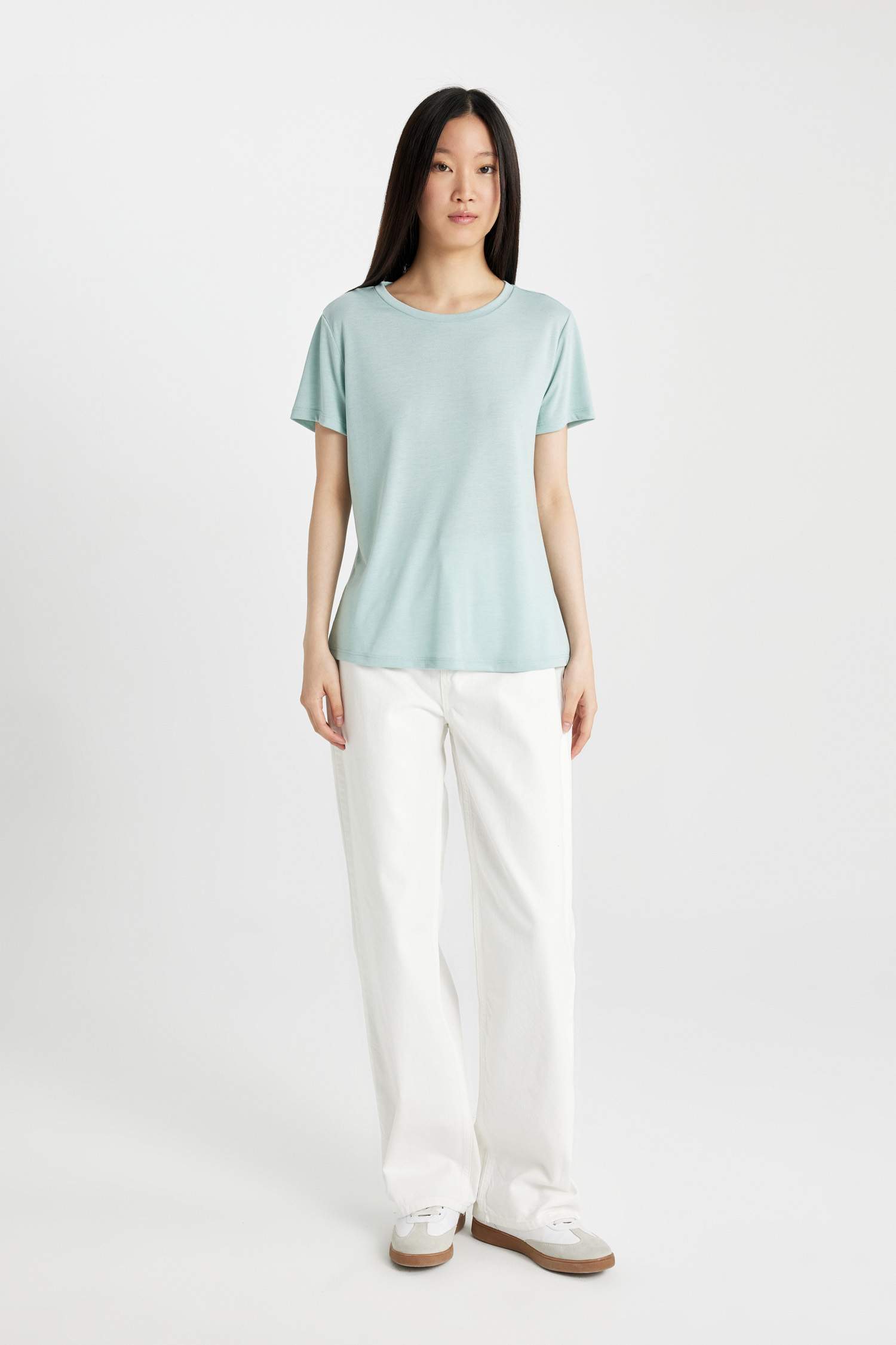 تيشيرت نص كم قصة عادية برقبة مستديرة