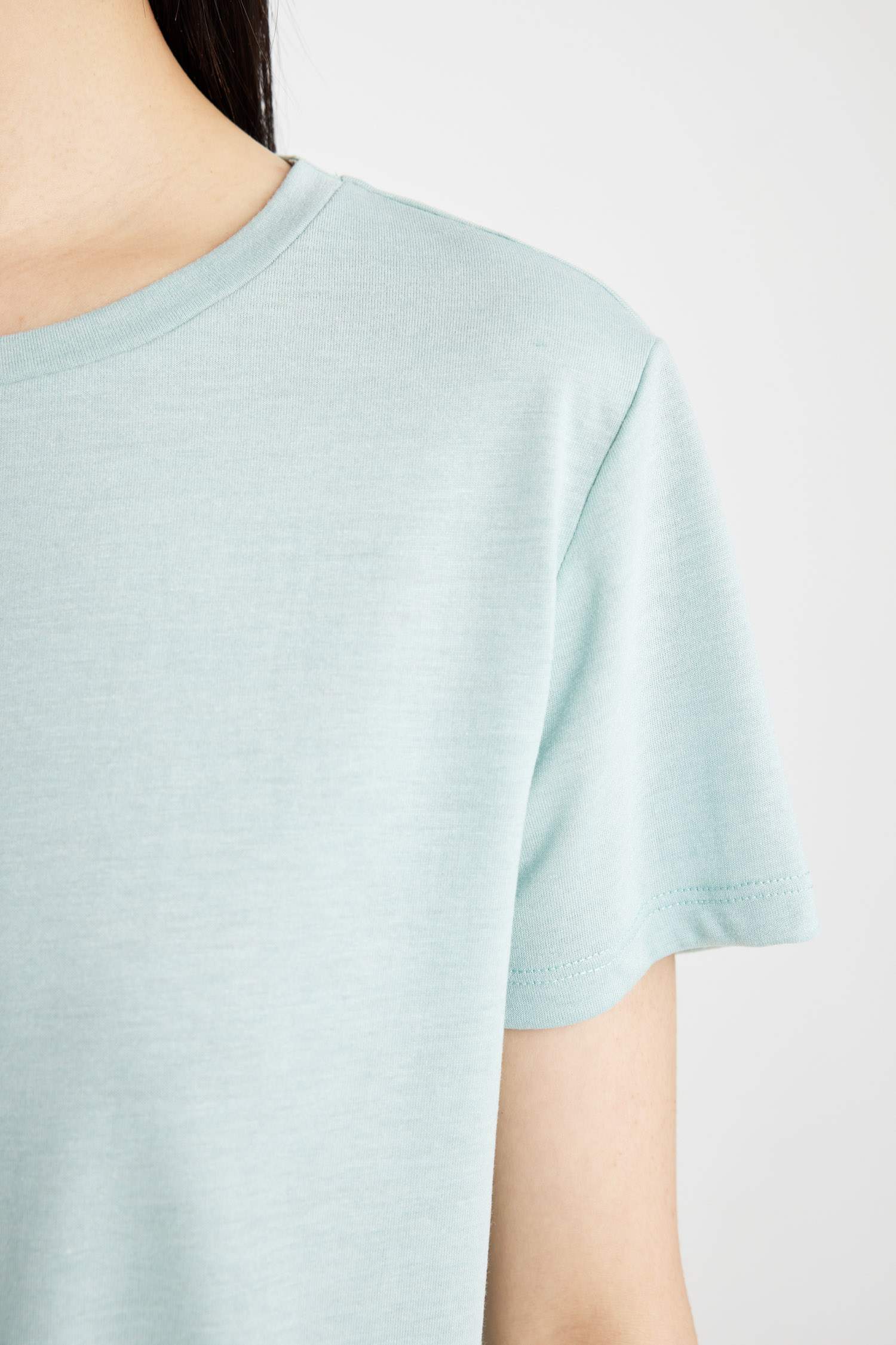 تيشيرت نص كم قصة عادية برقبة مستديرة