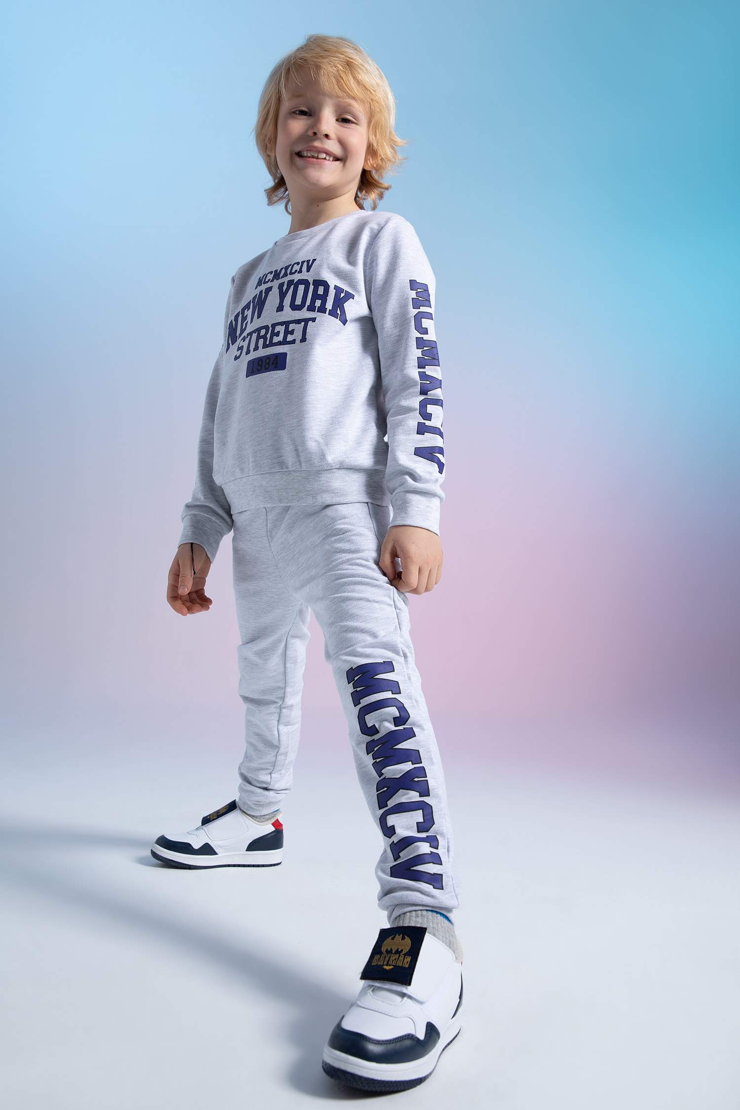 Спортивный костюм стандартного кроя с круглым вырезом и приинтом для мальчиков