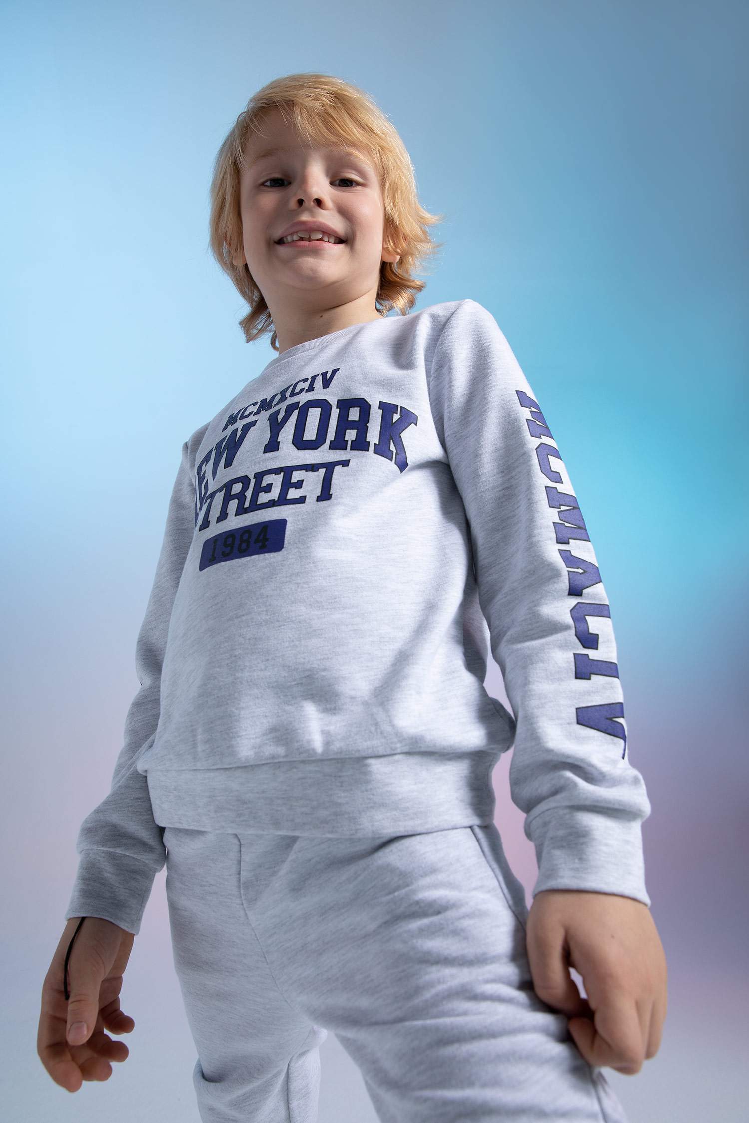 Спортивный костюм стандартного кроя с круглым вырезом и приинтом для мальчиков