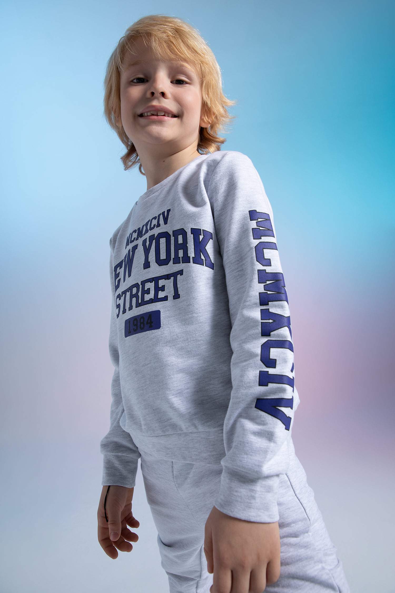 Спортивный костюм стандартного кроя с круглым вырезом и приинтом для мальчиков