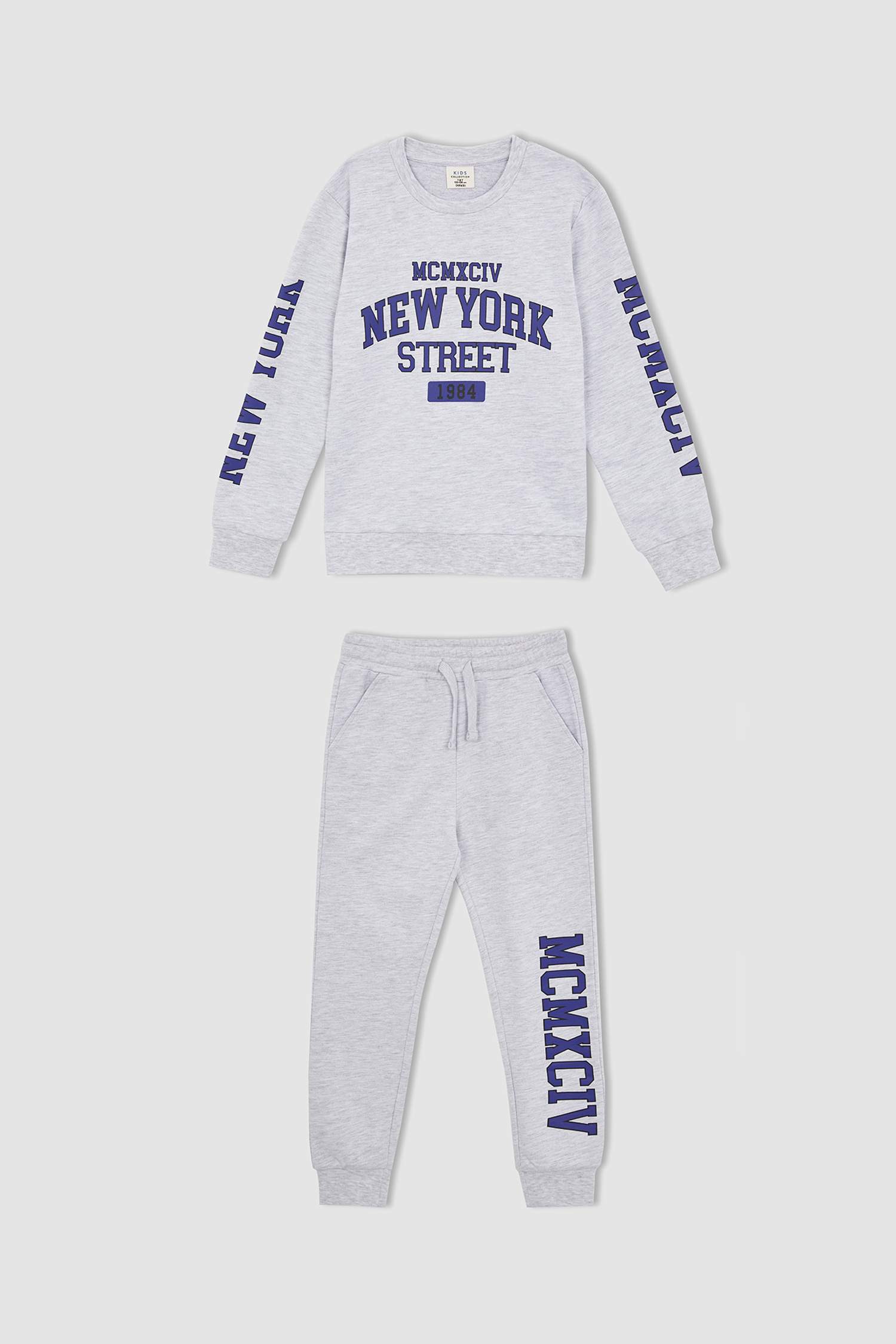 Спортивный костюм стандартного кроя с круглым вырезом и приинтом для мальчиков