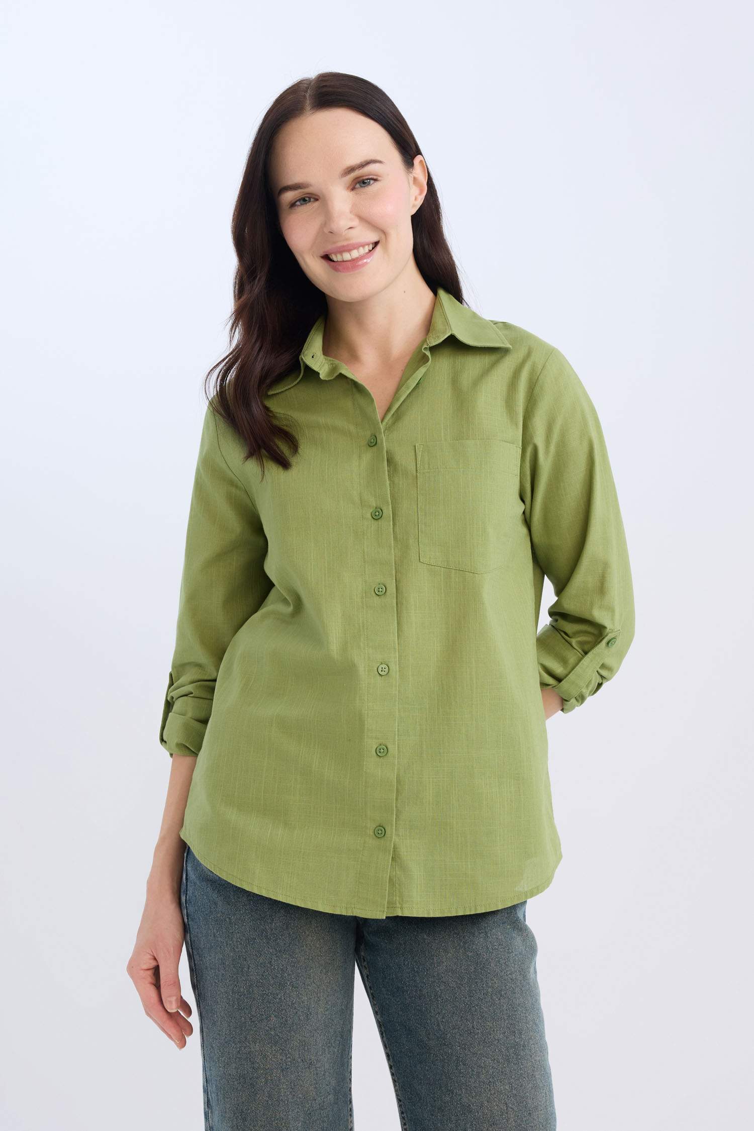 Базовая рубашка стандартного кроя с карманом