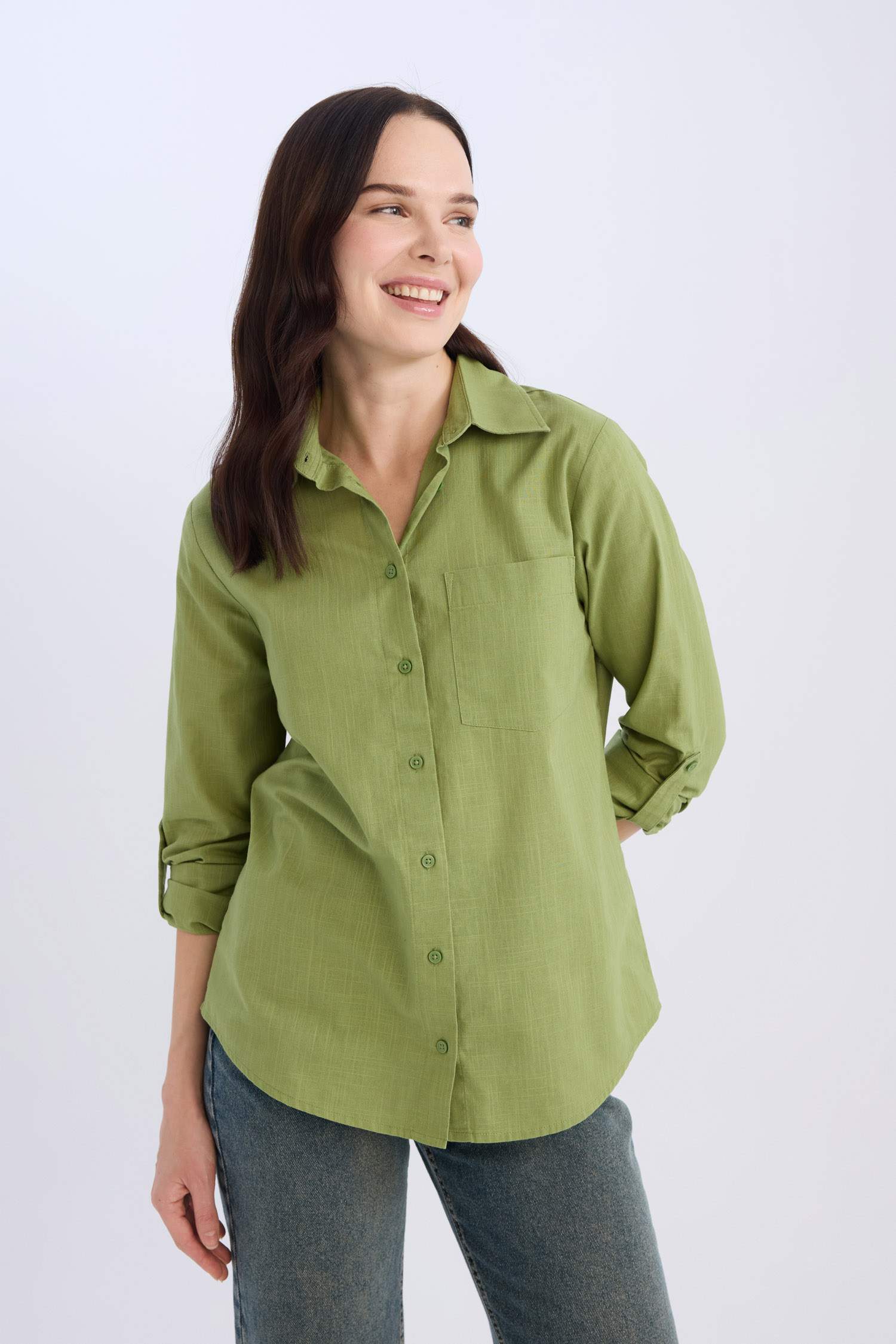 Базовая рубашка стандартного кроя с карманом