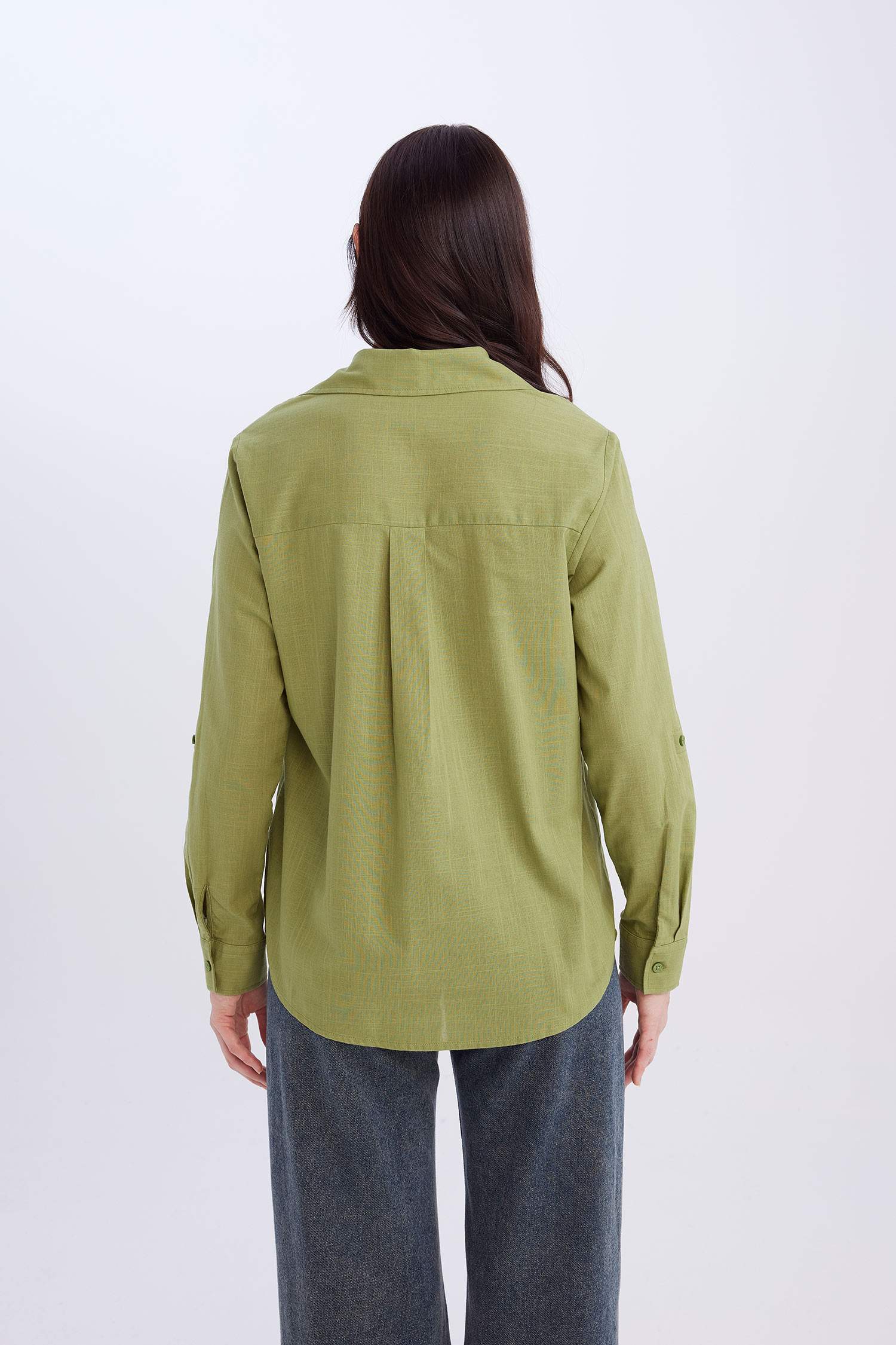 Базовая рубашка стандартного кроя с карманом