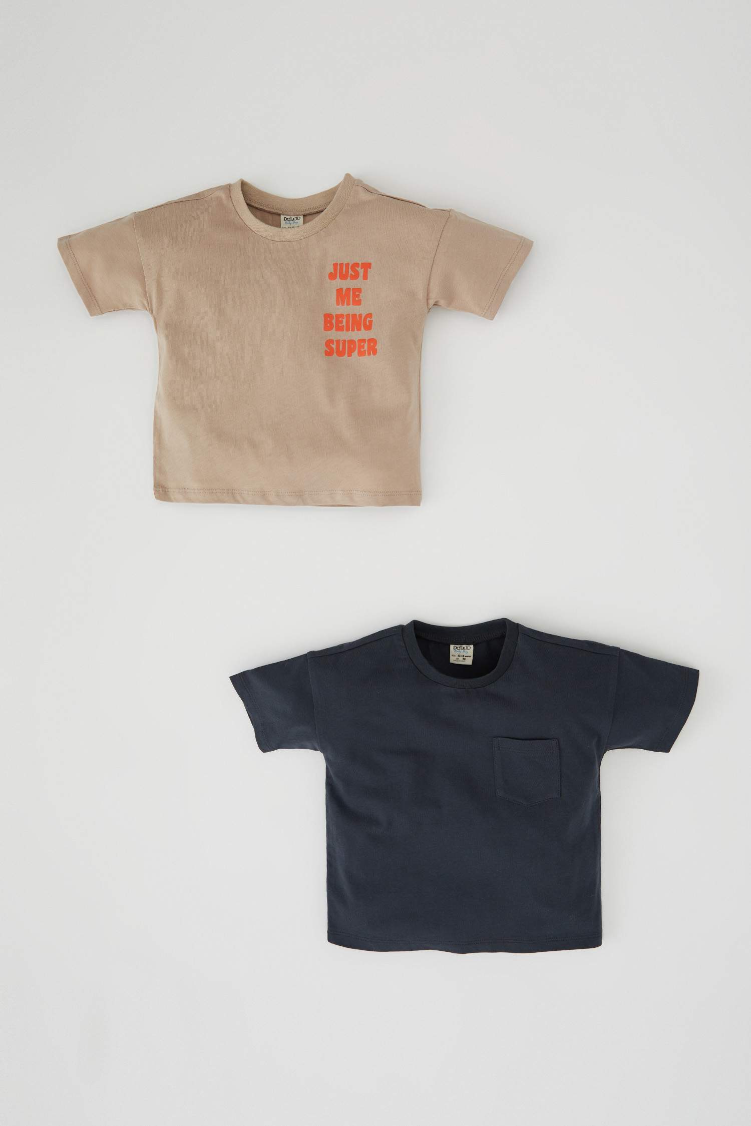 تيشيرت نص كم بطبعة شعار قصة عادية برقبة مستديرة من قطعتين