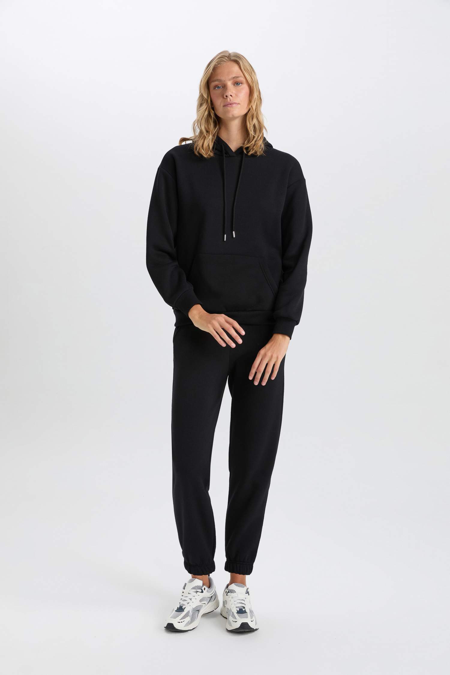 سويت شيرت اسود بيزك كاجوال قصة مريحة بكابيشون وجيب