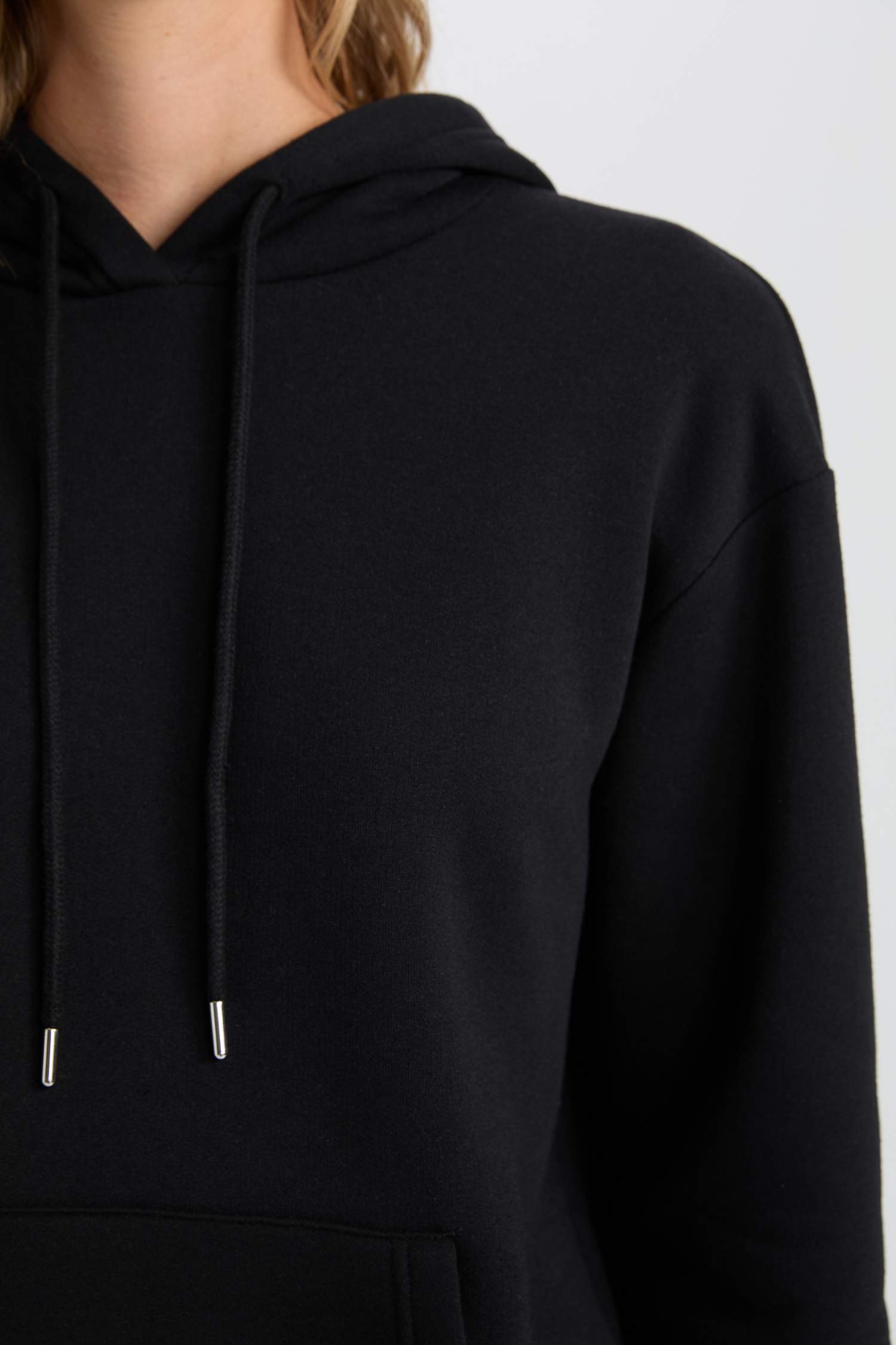 سويت شيرت اسود بيزك كاجوال قصة مريحة بكابيشون وجيب