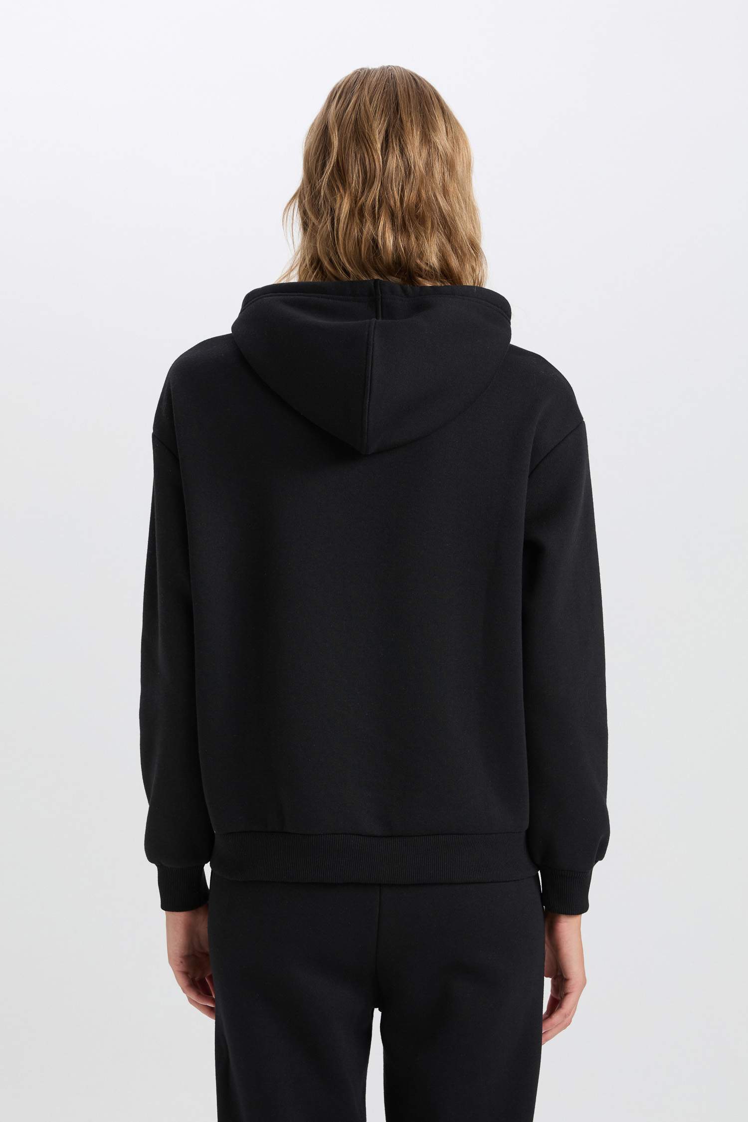 سويت شيرت اسود بيزك كاجوال قصة مريحة بكابيشون وجيب